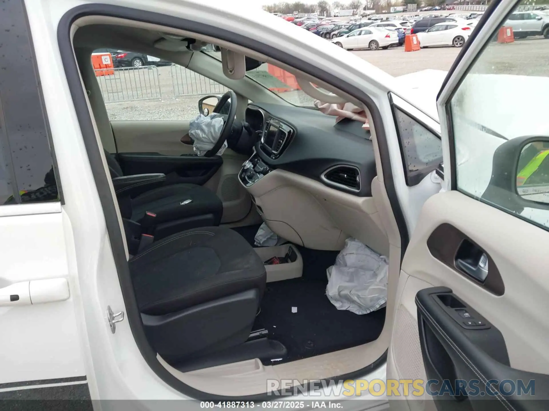 5 fotografías del automóvil dañado 2C4RC1CG7PR522217 CHRYSLER VOYAGER 2023
