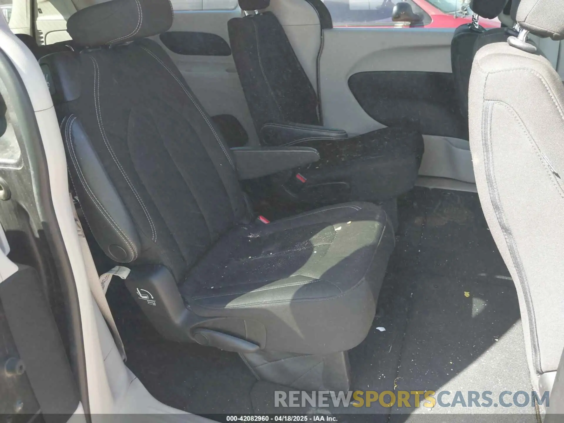 8 fotografías del automóvil dañado 2C4RC1CG7PR535579 CHRYSLER VOYAGER 2023