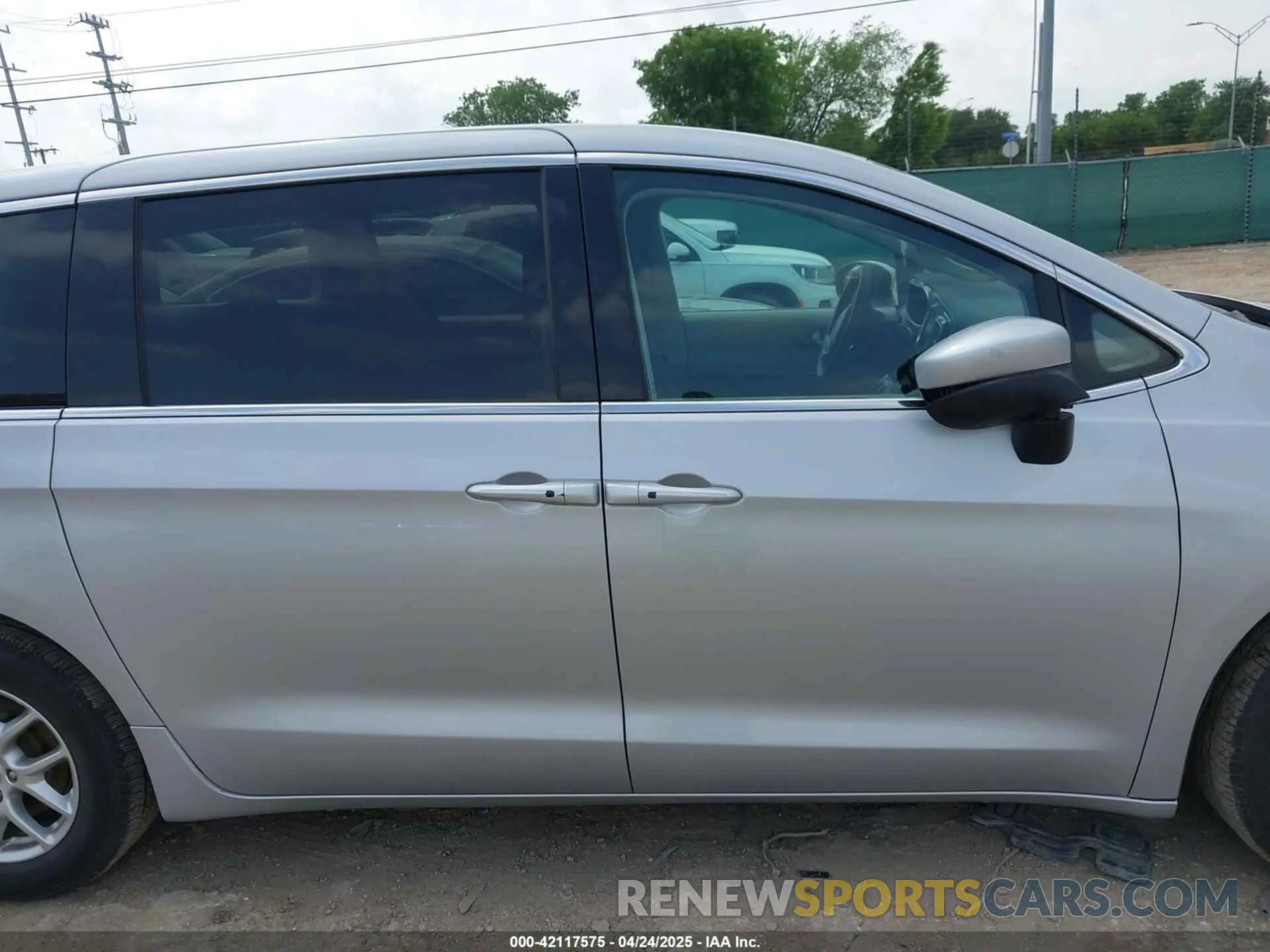 13 fotografías del automóvil dañado 2C4RC1CG7PR549935 CHRYSLER VOYAGER 2023