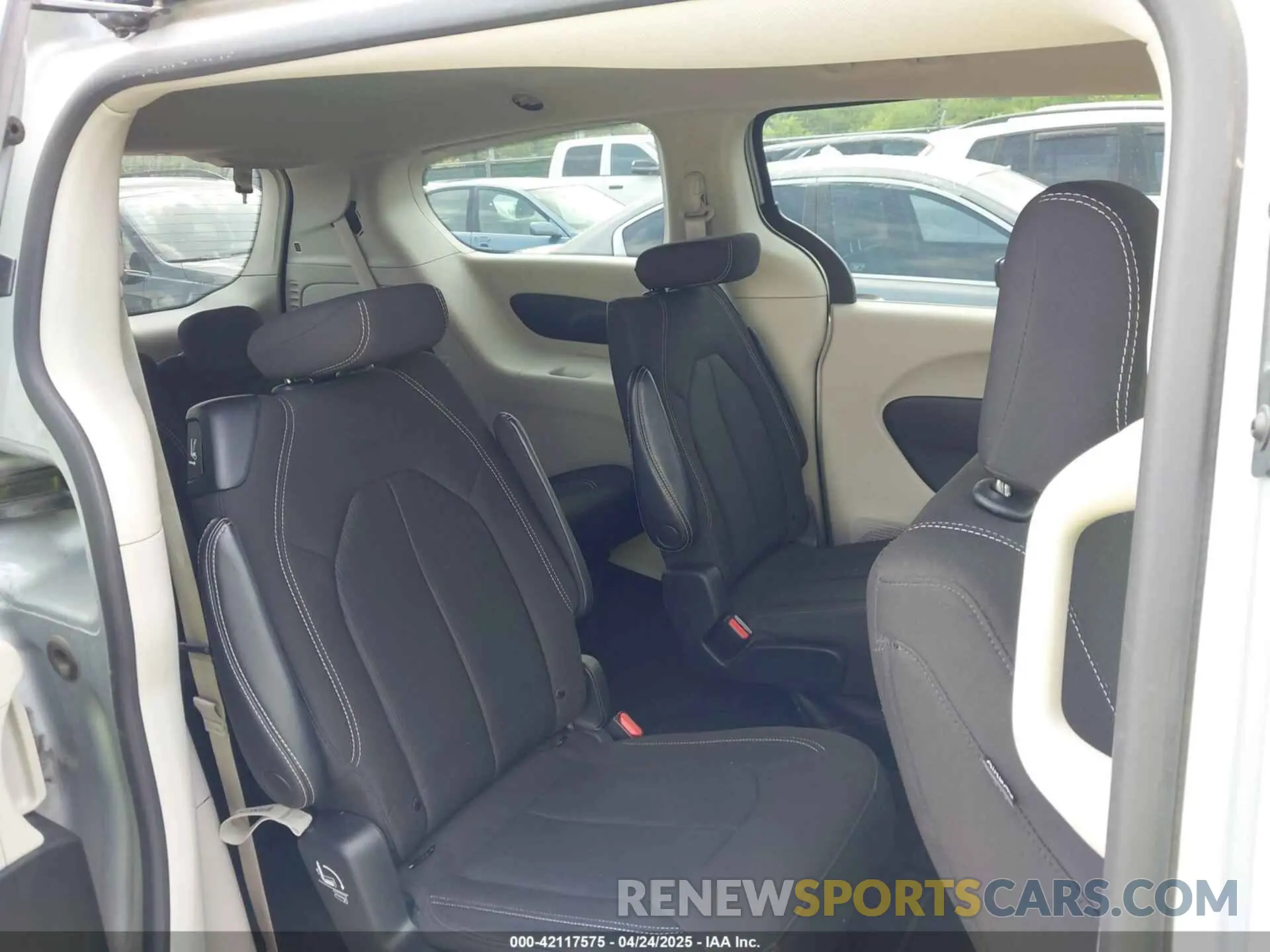 8 fotografías del automóvil dañado 2C4RC1CG7PR549935 CHRYSLER VOYAGER 2023
