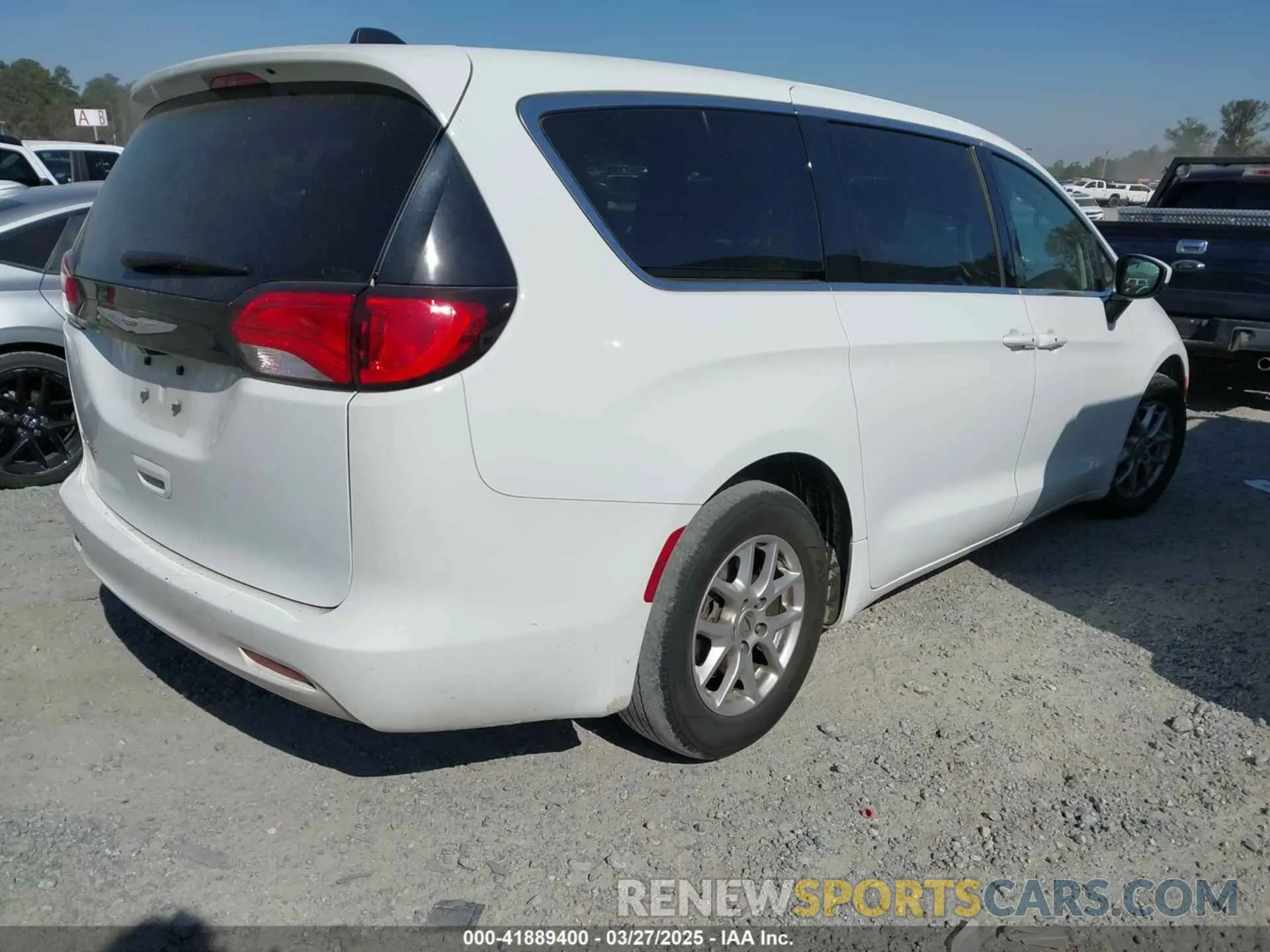 4 fotografías del automóvil dañado 2C4RC1CG7PR551071 CHRYSLER VOYAGER 2023