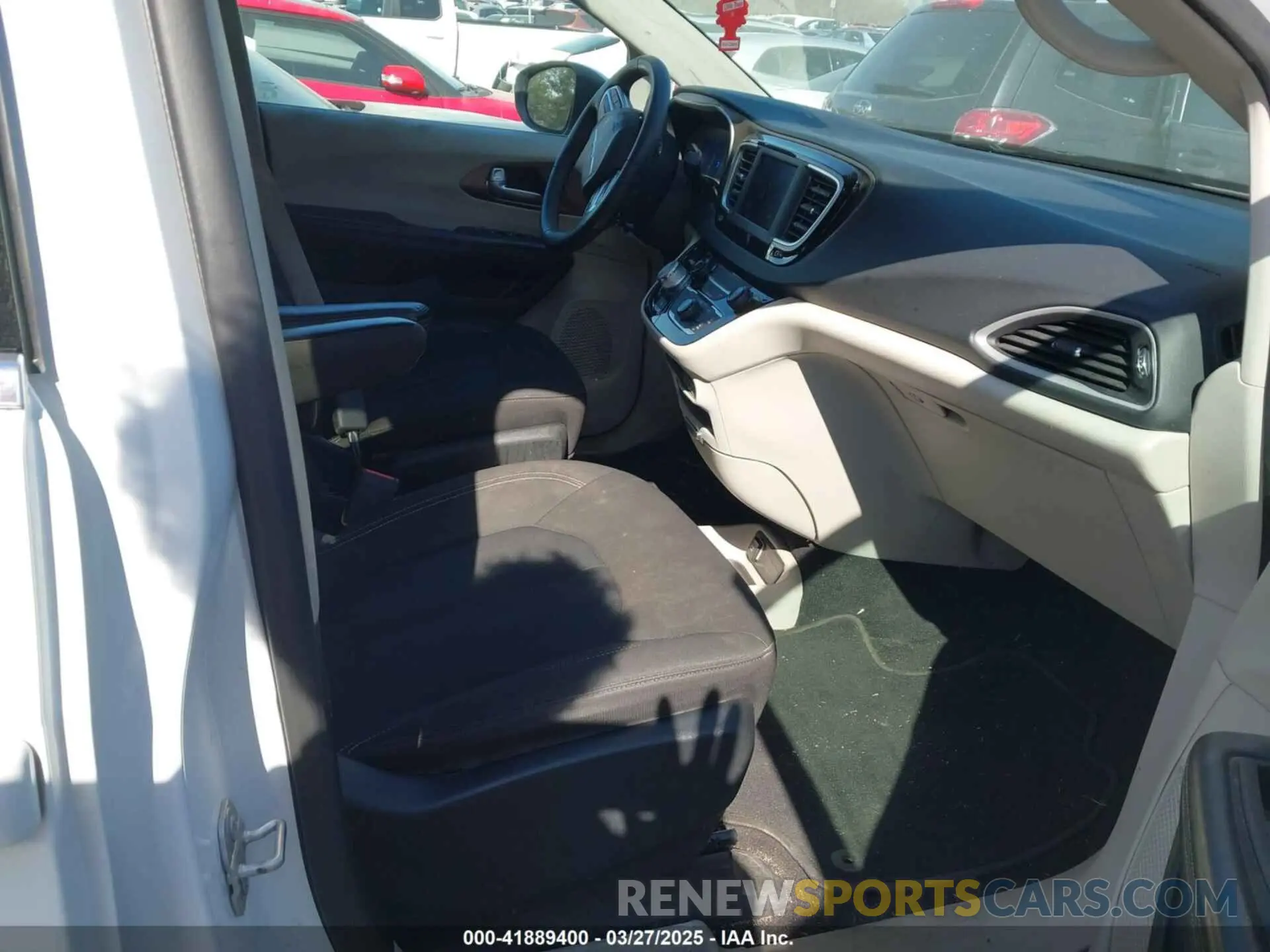 5 fotografías del automóvil dañado 2C4RC1CG7PR551071 CHRYSLER VOYAGER 2023