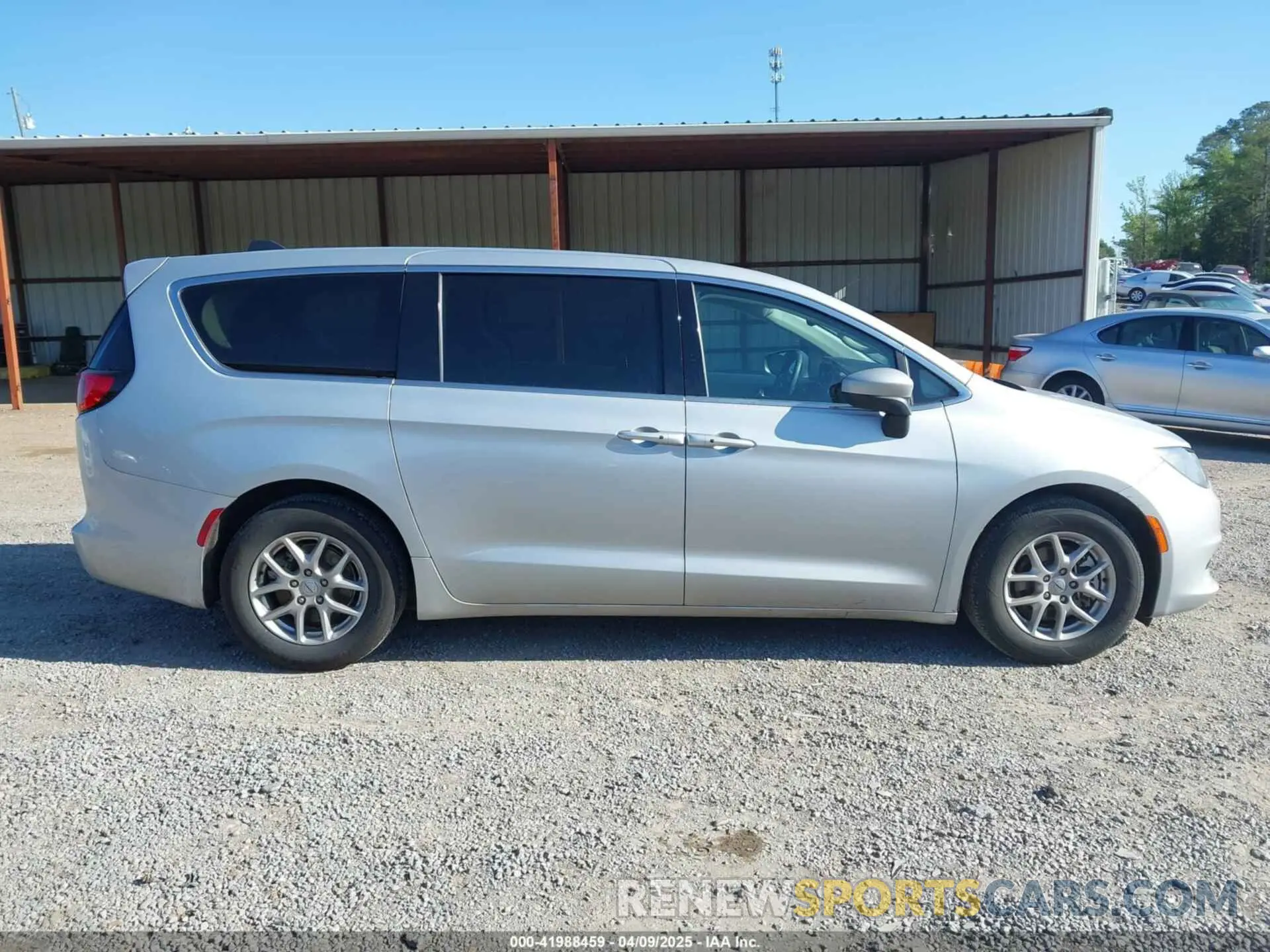 13 fotografías del automóvil dañado 2C4RC1CG7PR597547 CHRYSLER VOYAGER 2023