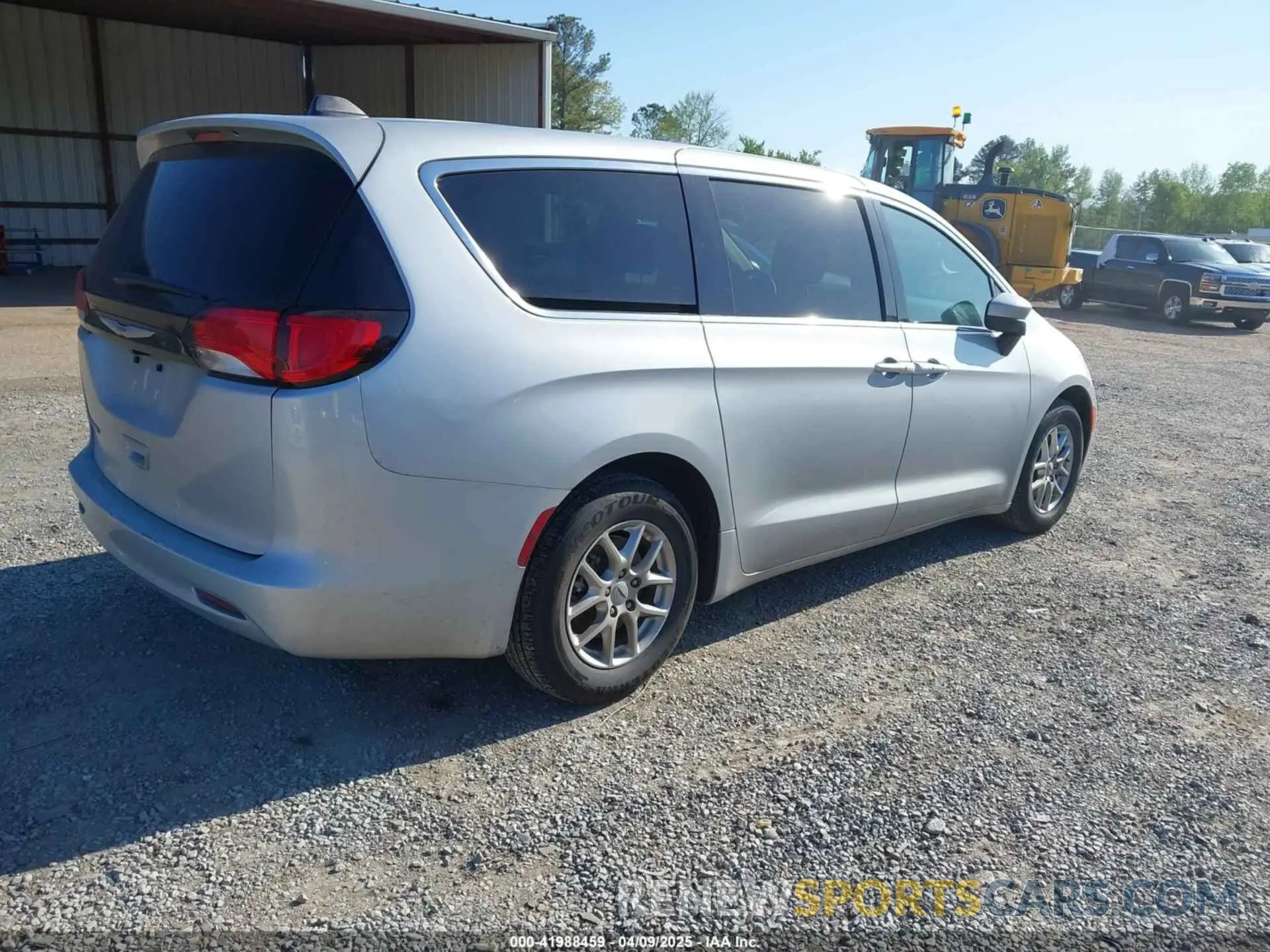 4 fotografías del automóvil dañado 2C4RC1CG7PR597547 CHRYSLER VOYAGER 2023