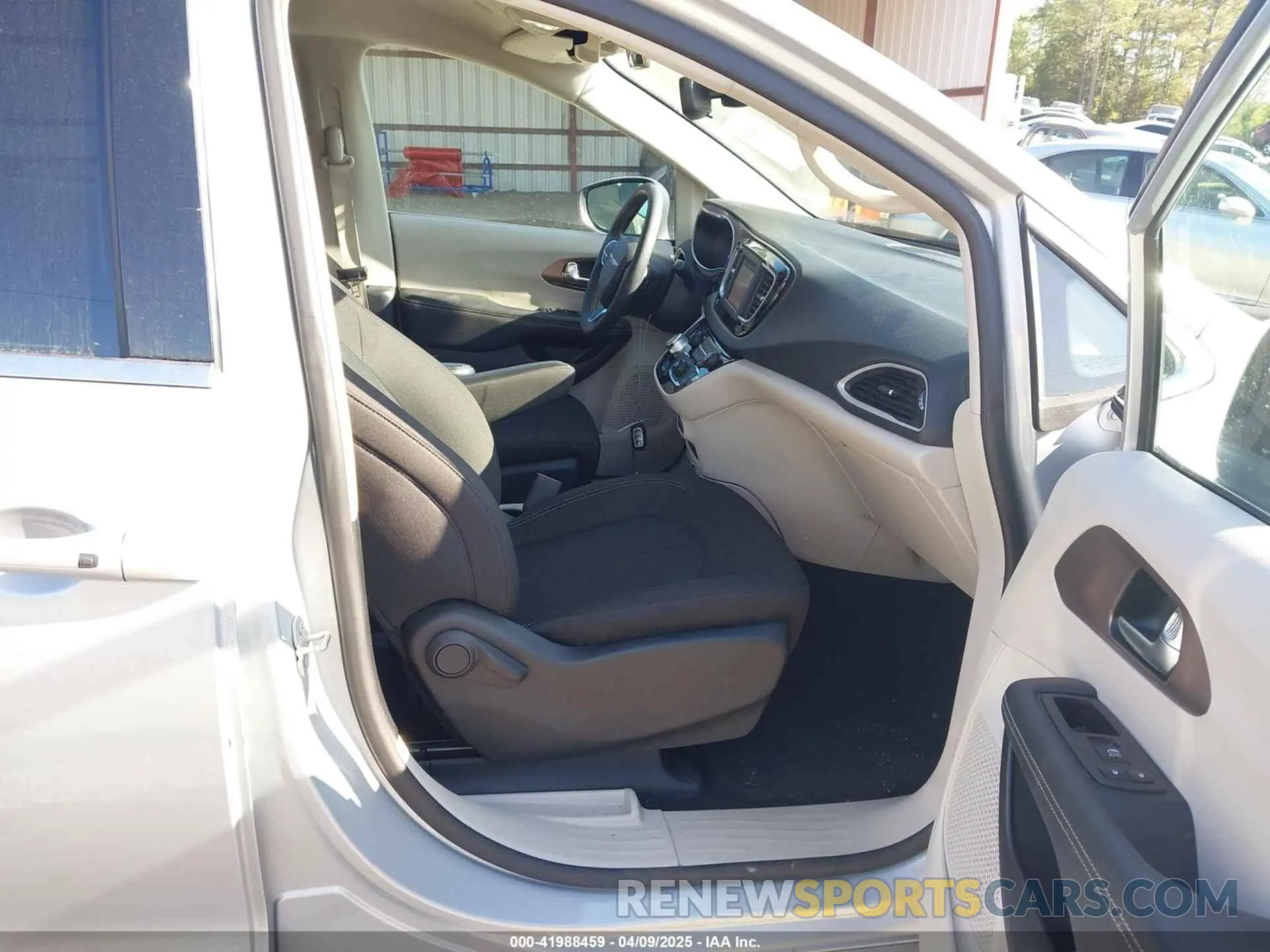 5 fotografías del automóvil dañado 2C4RC1CG7PR597547 CHRYSLER VOYAGER 2023