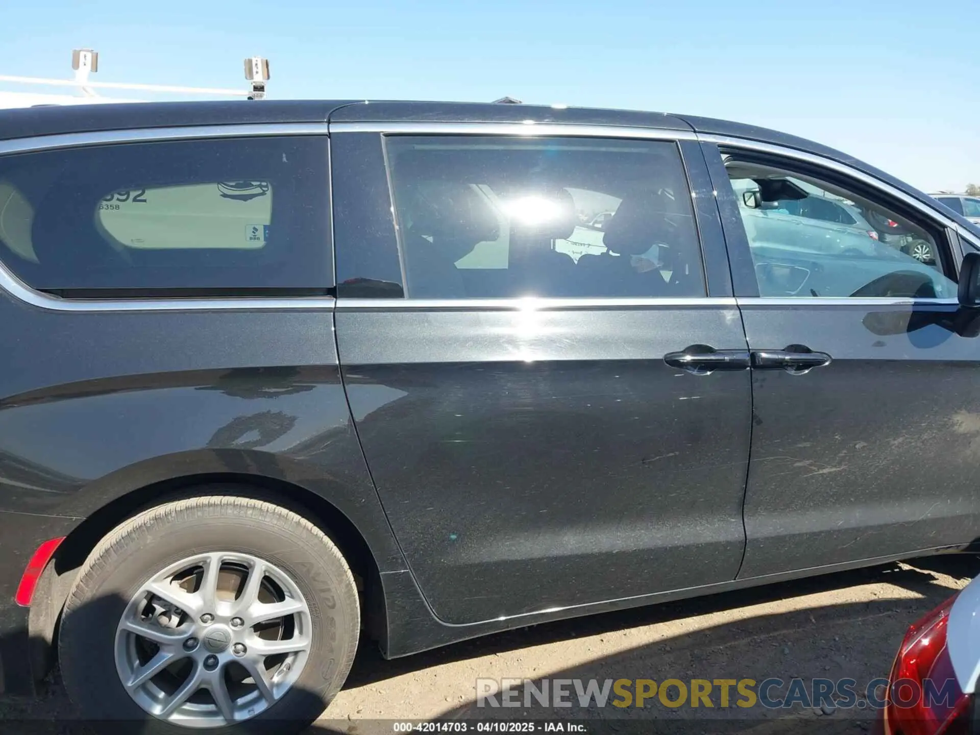 14 fotografías del automóvil dañado 2C4RC1CG8PR516166 CHRYSLER VOYAGER 2023