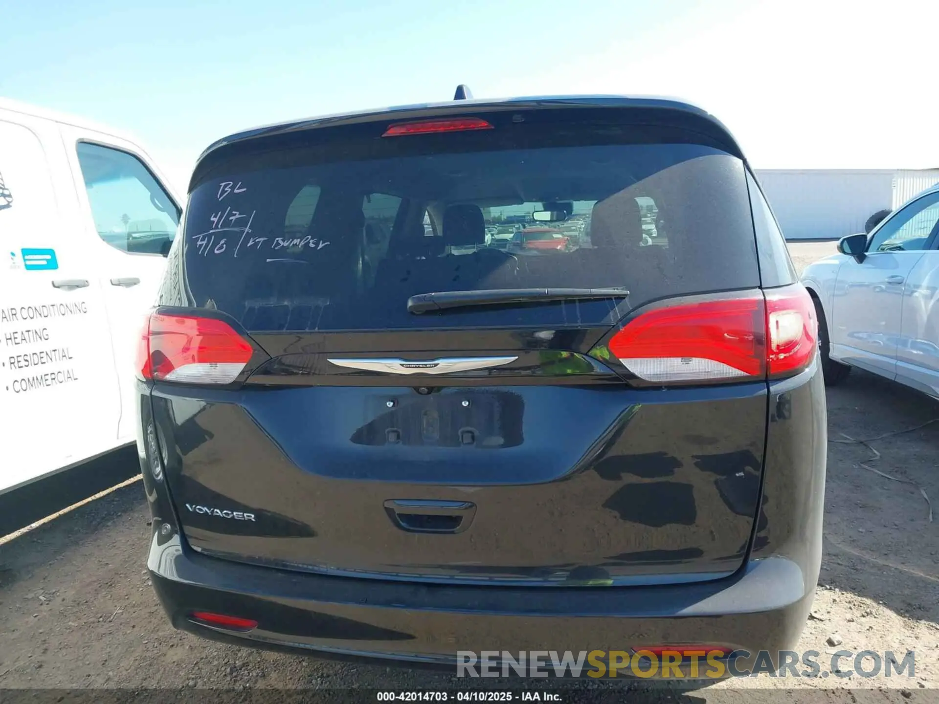17 fotografías del automóvil dañado 2C4RC1CG8PR516166 CHRYSLER VOYAGER 2023