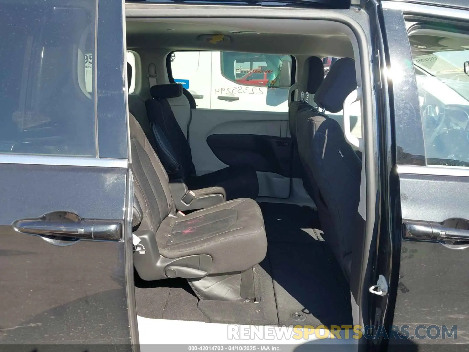 8 fotografías del automóvil dañado 2C4RC1CG8PR516166 CHRYSLER VOYAGER 2023