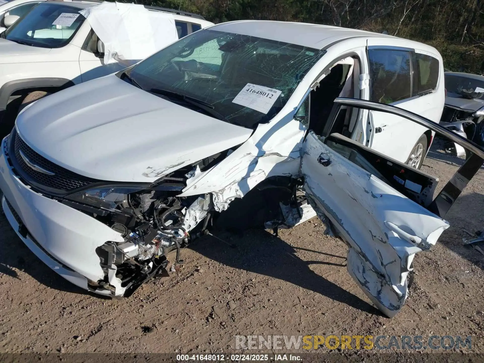 2 fotografías del automóvil dañado 2C4RC1CG9PR516130 CHRYSLER VOYAGER 2023