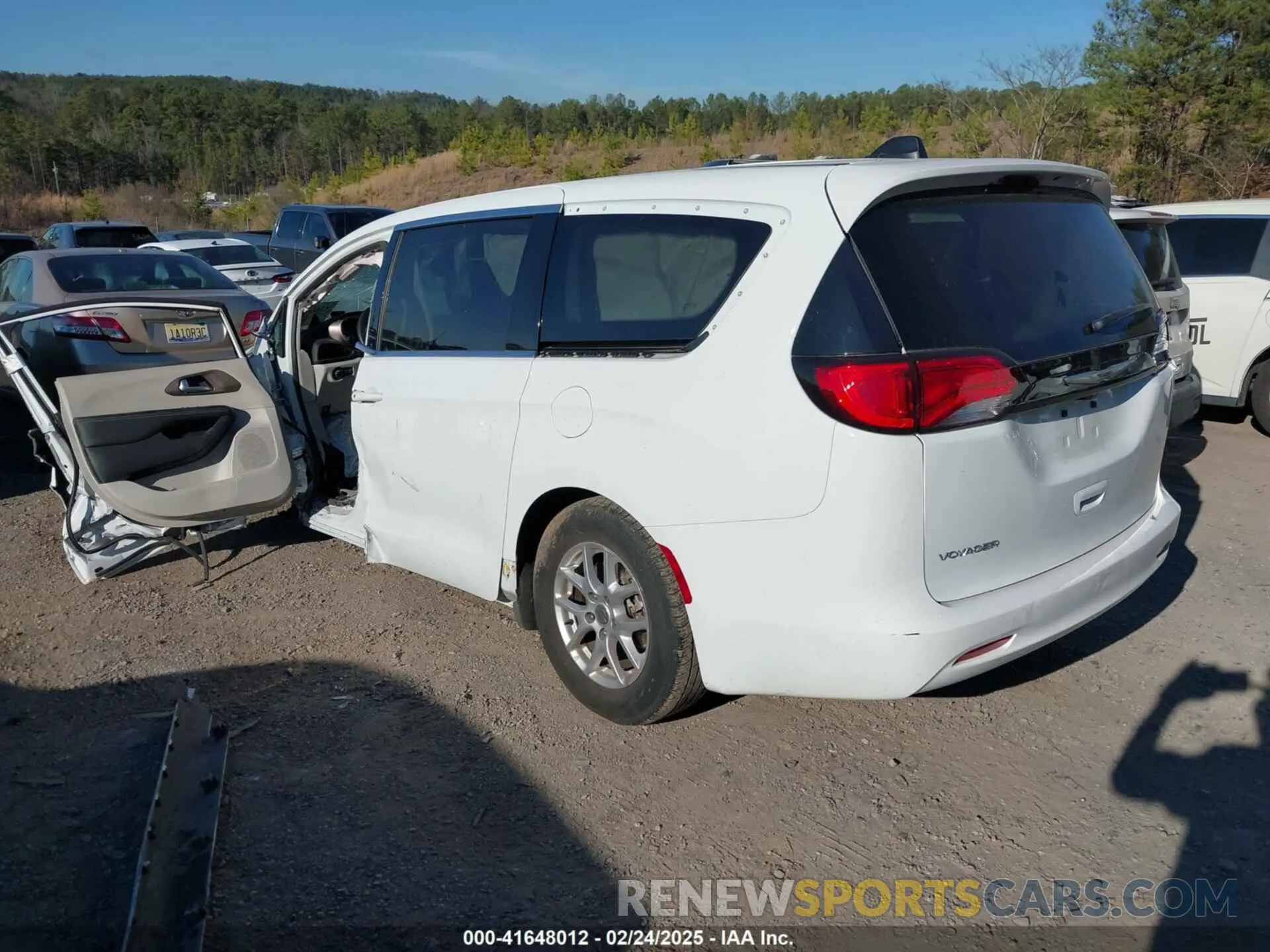 3 fotografías del automóvil dañado 2C4RC1CG9PR516130 CHRYSLER VOYAGER 2023