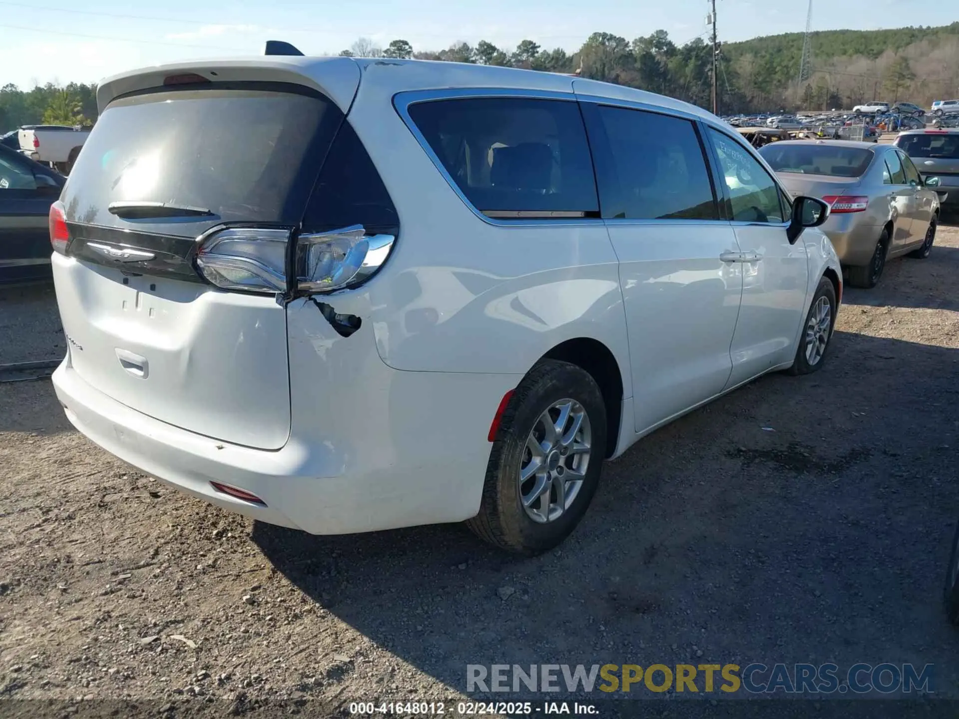 4 fotografías del automóvil dañado 2C4RC1CG9PR516130 CHRYSLER VOYAGER 2023