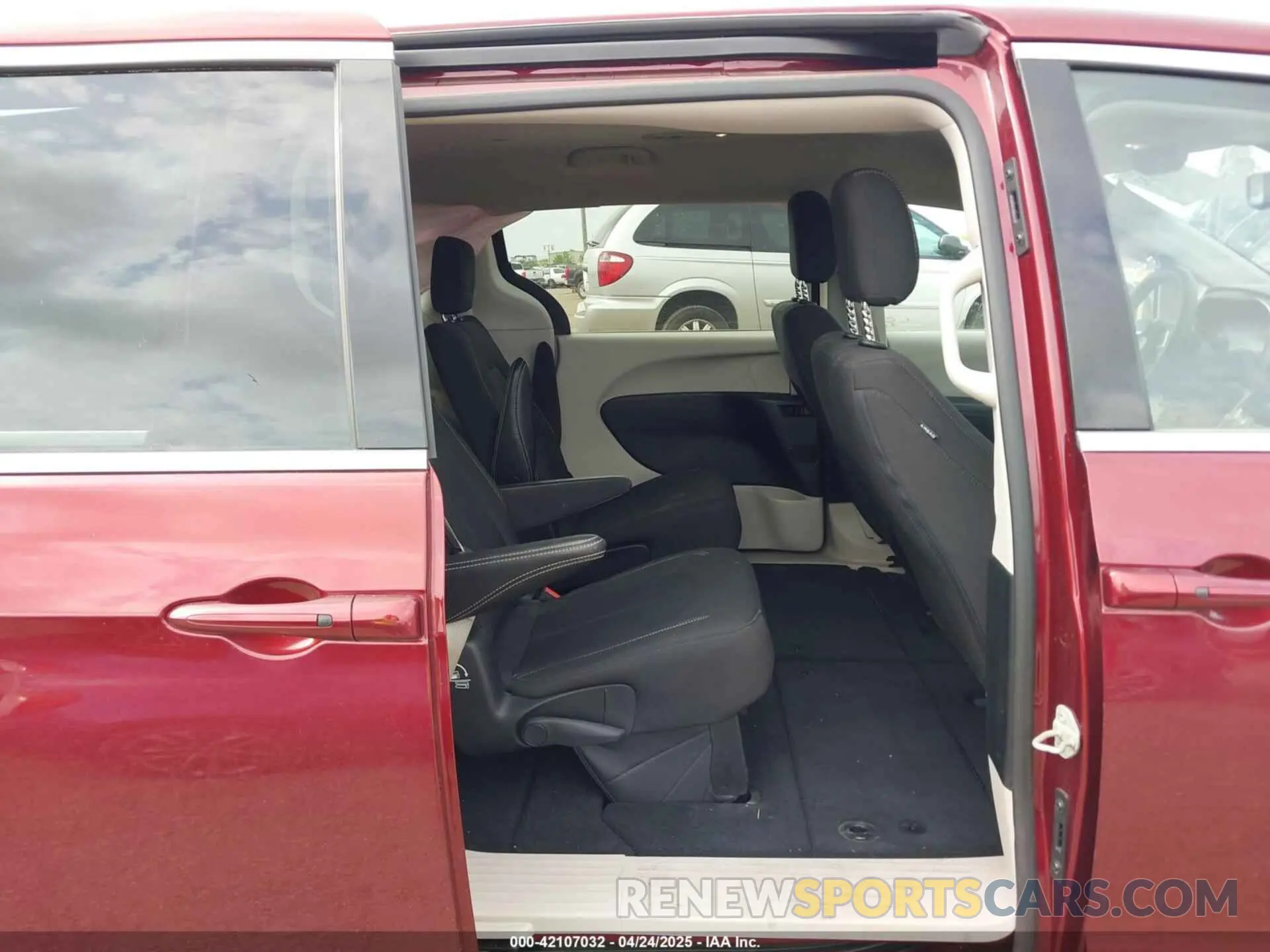 8 fotografías del automóvil dañado 2C4RC1CG9PR534823 CHRYSLER VOYAGER 2023