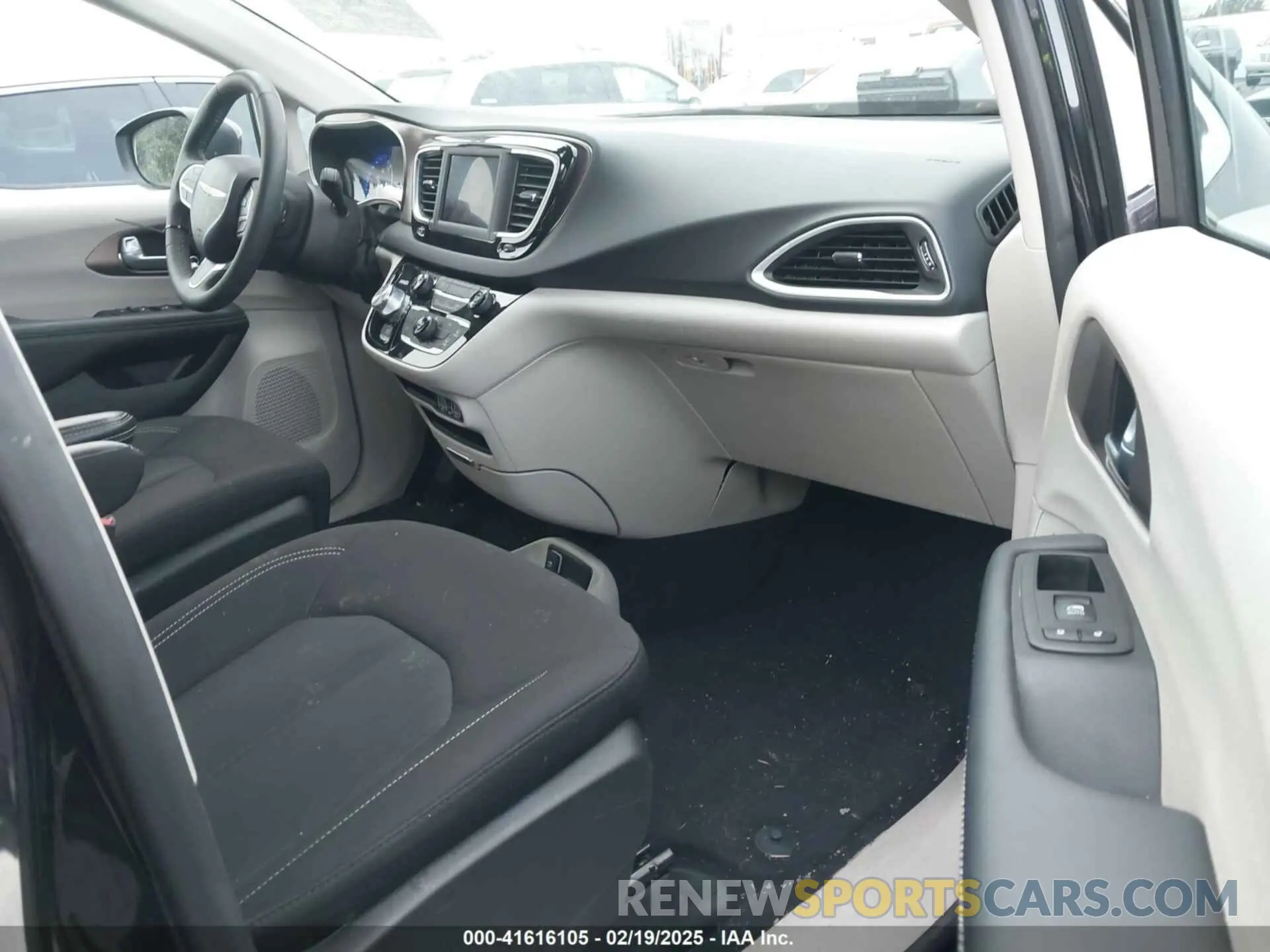 5 fotografías del automóvil dañado 2C4RC1CG9PR607818 CHRYSLER VOYAGER 2023