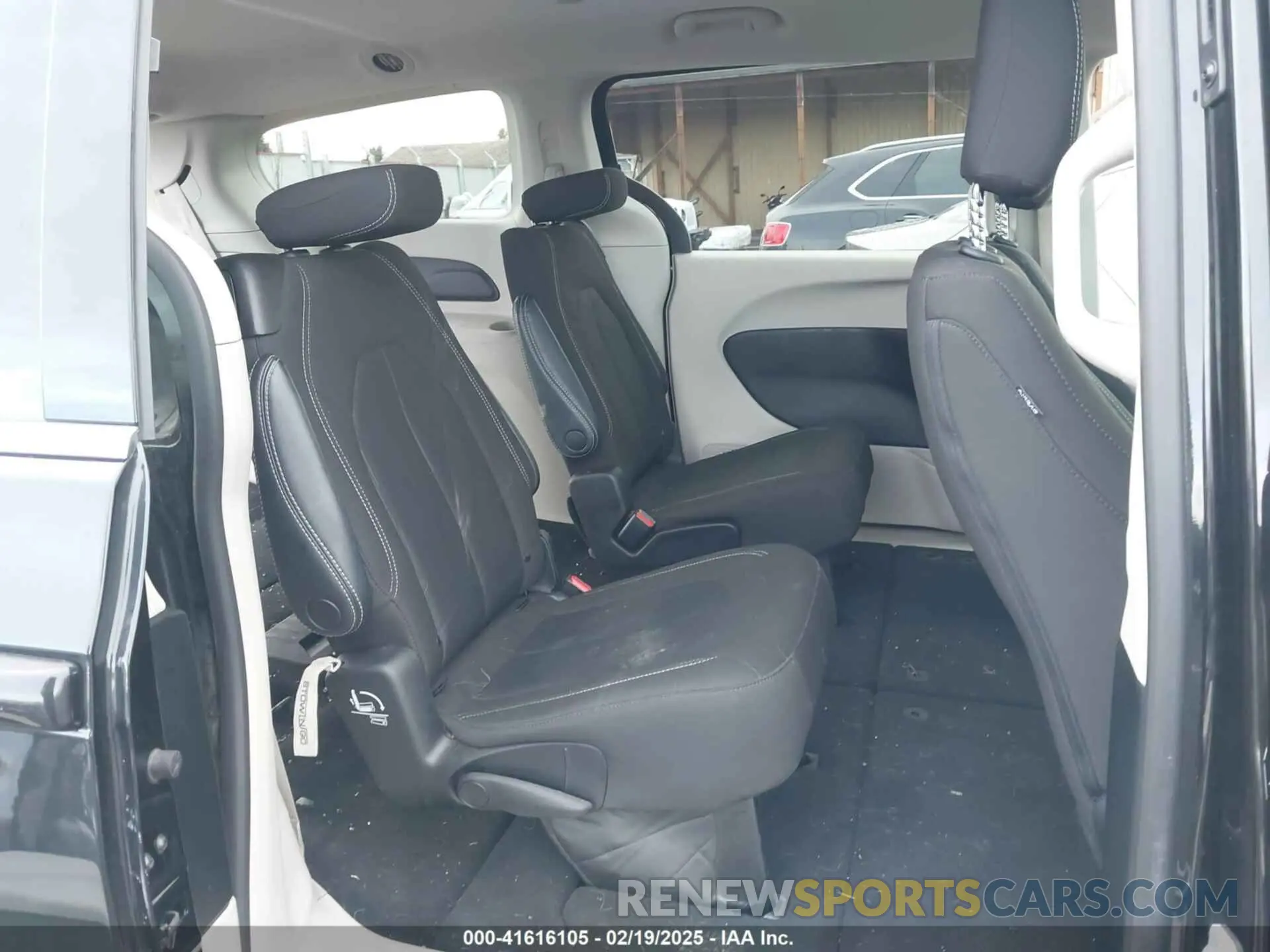 8 fotografías del automóvil dañado 2C4RC1CG9PR607818 CHRYSLER VOYAGER 2023