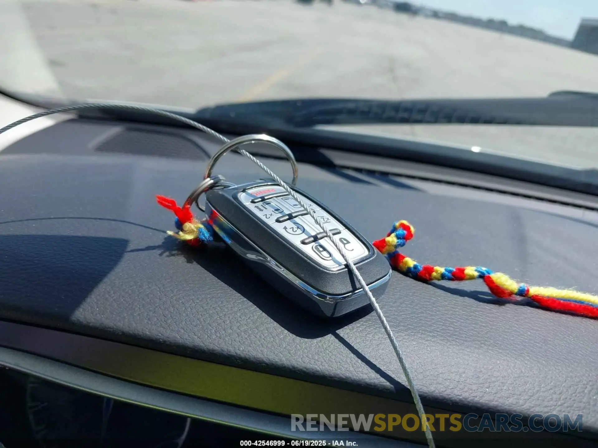 11 fotografías del automóvil dañado 2C4RC1CGXPR537584 CHRYSLER VOYAGER 2023