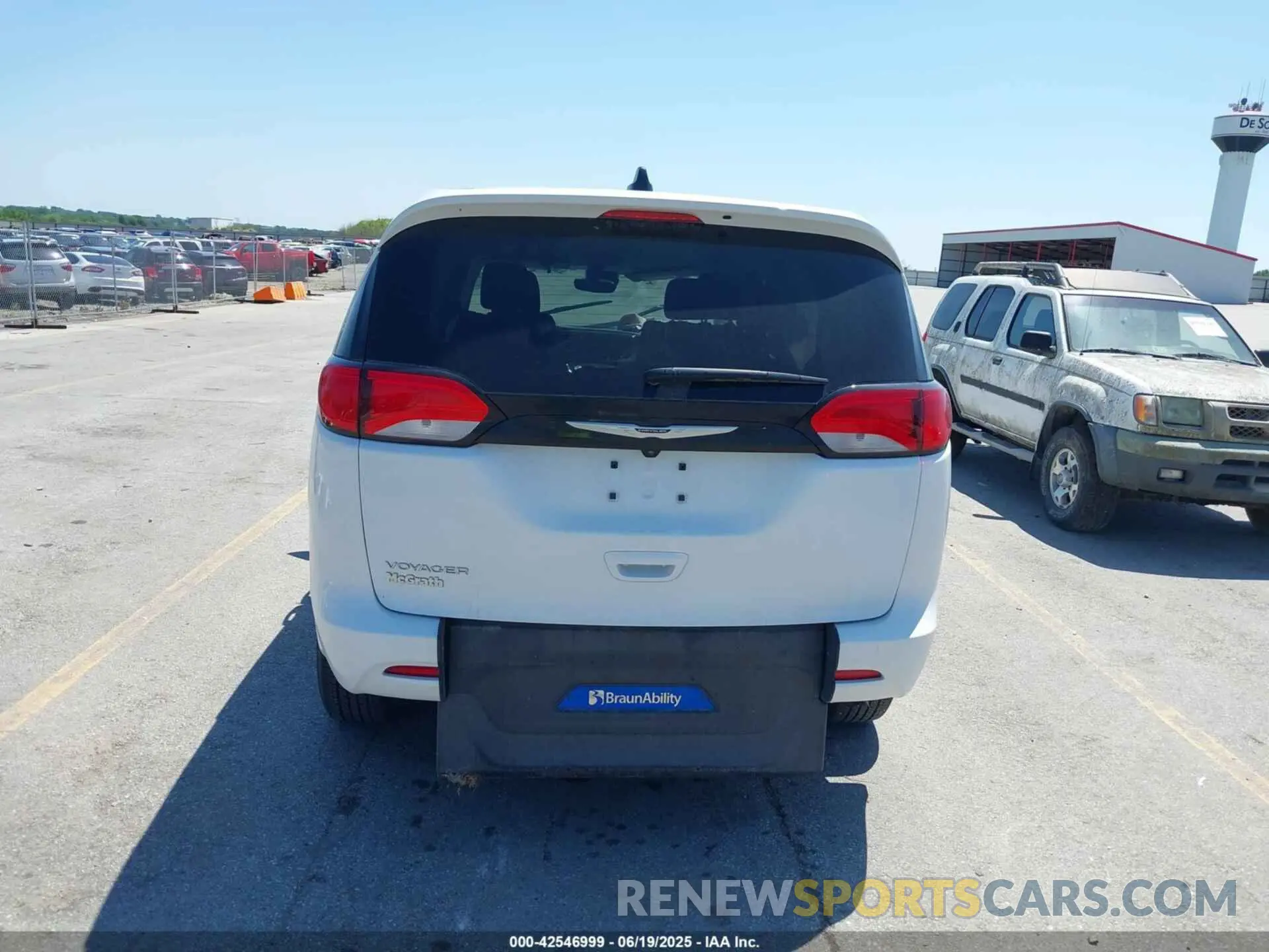 17 fotografías del automóvil dañado 2C4RC1CGXPR537584 CHRYSLER VOYAGER 2023