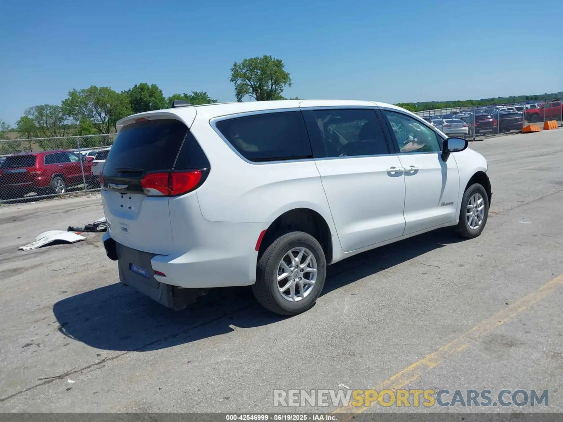 4 fotografías del automóvil dañado 2C4RC1CGXPR537584 CHRYSLER VOYAGER 2023