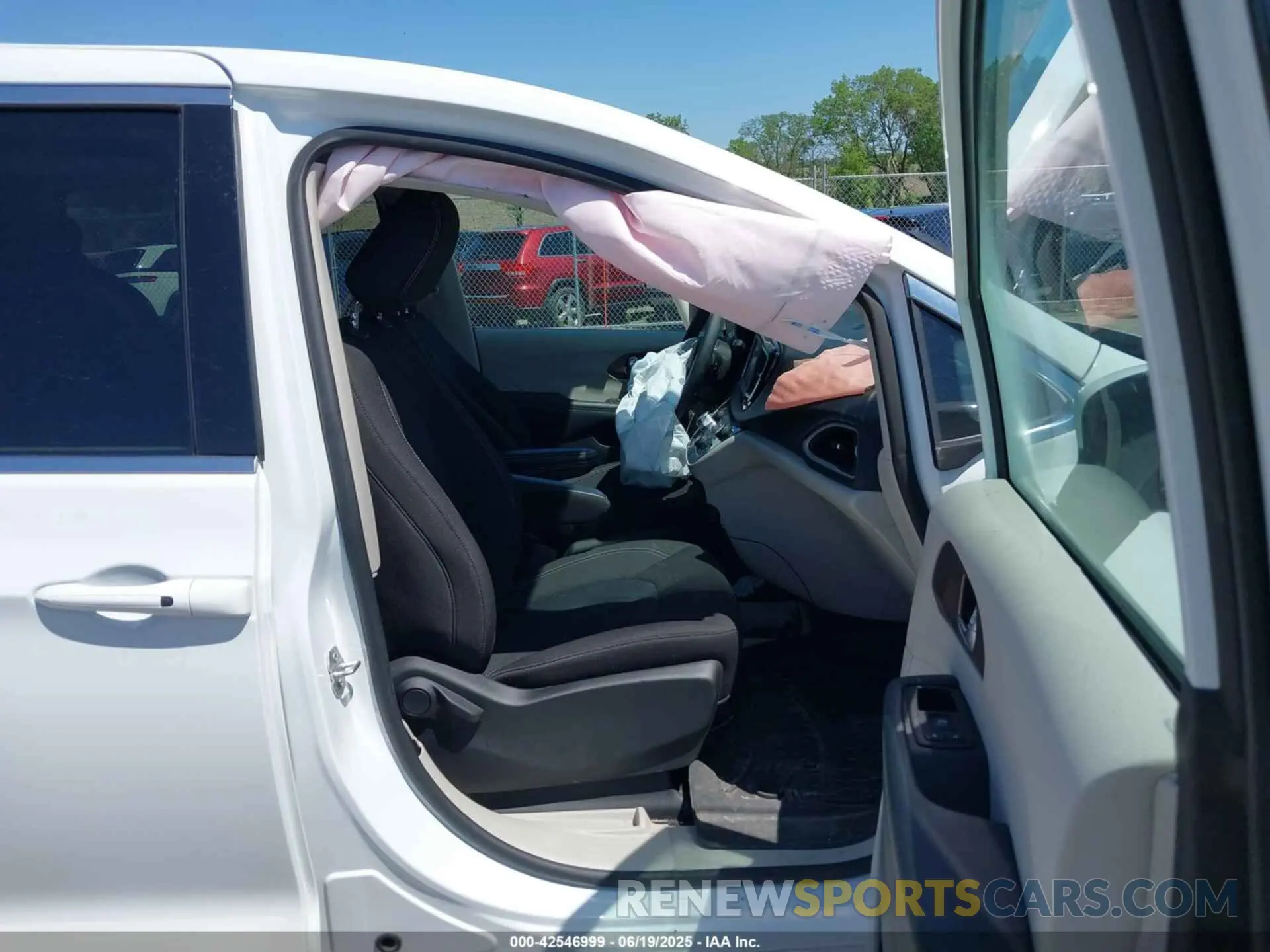 5 fotografías del automóvil dañado 2C4RC1CGXPR537584 CHRYSLER VOYAGER 2023