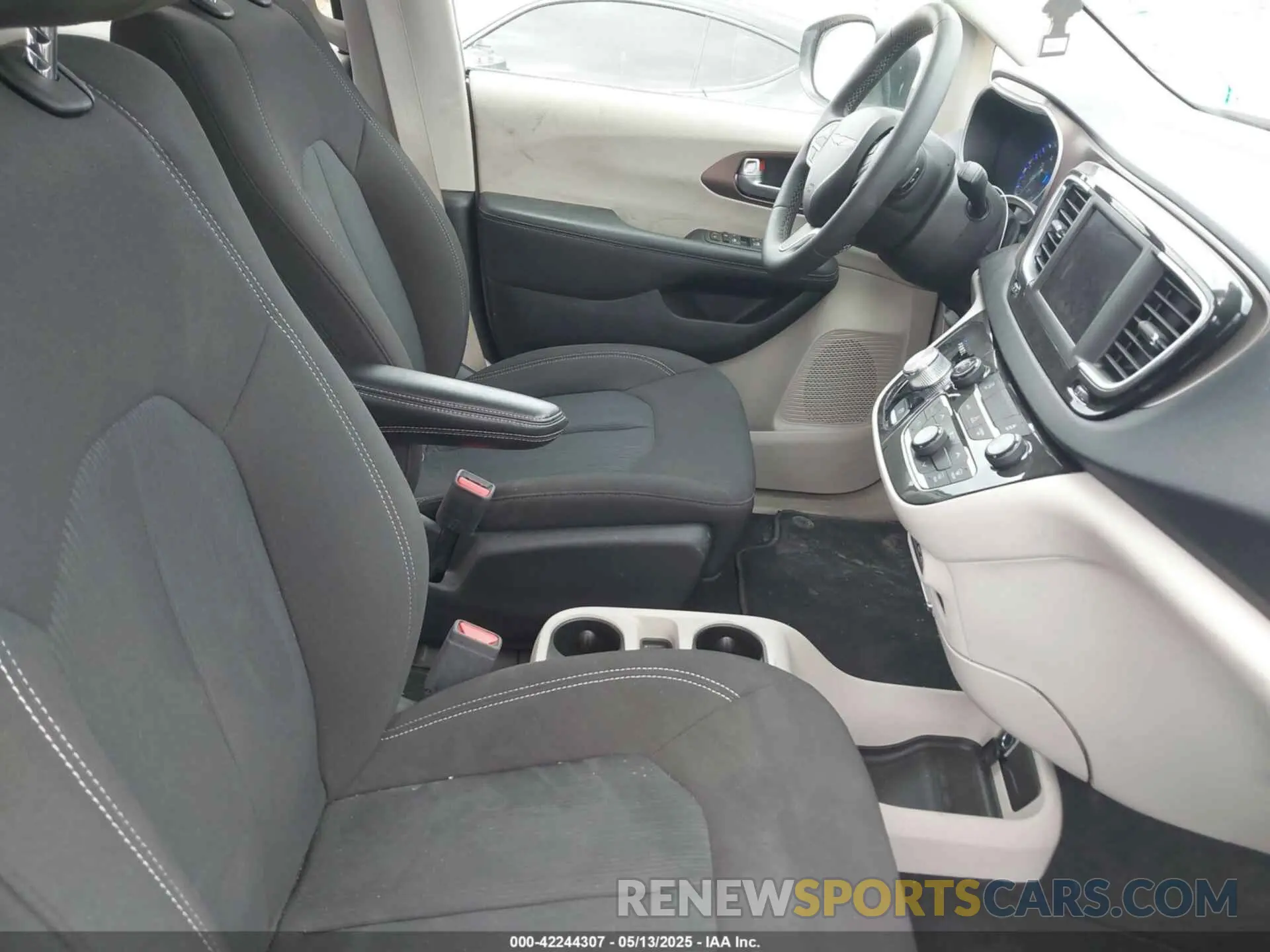 5 fotografías del automóvil dañado 2C4RC1CGXPR564591 CHRYSLER VOYAGER 2023