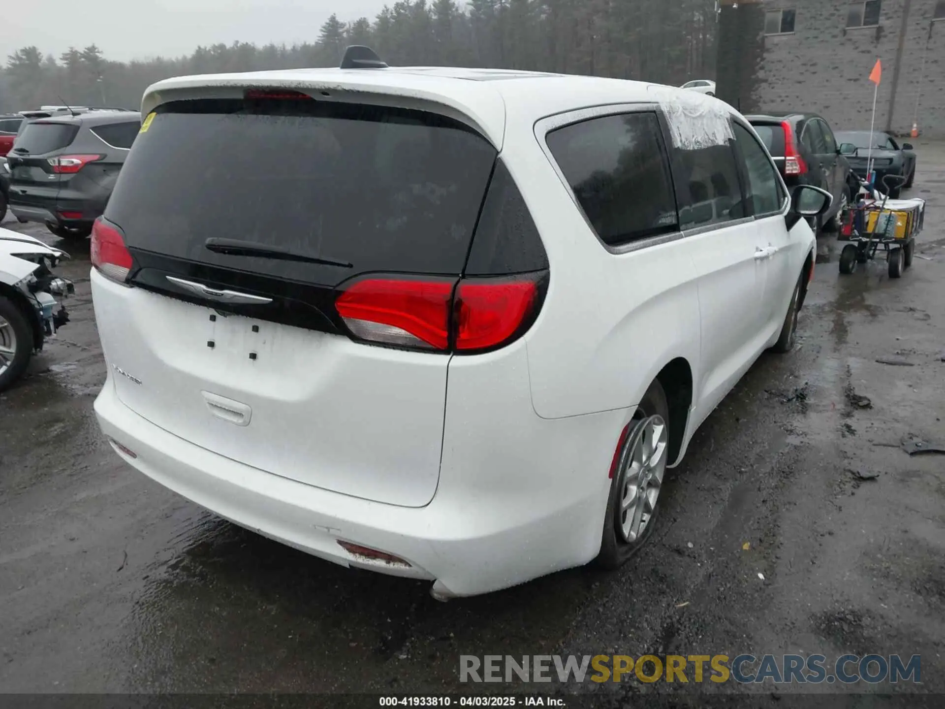 4 fotografías del automóvil dañado 2C4RC1CGXPR608105 CHRYSLER VOYAGER 2023