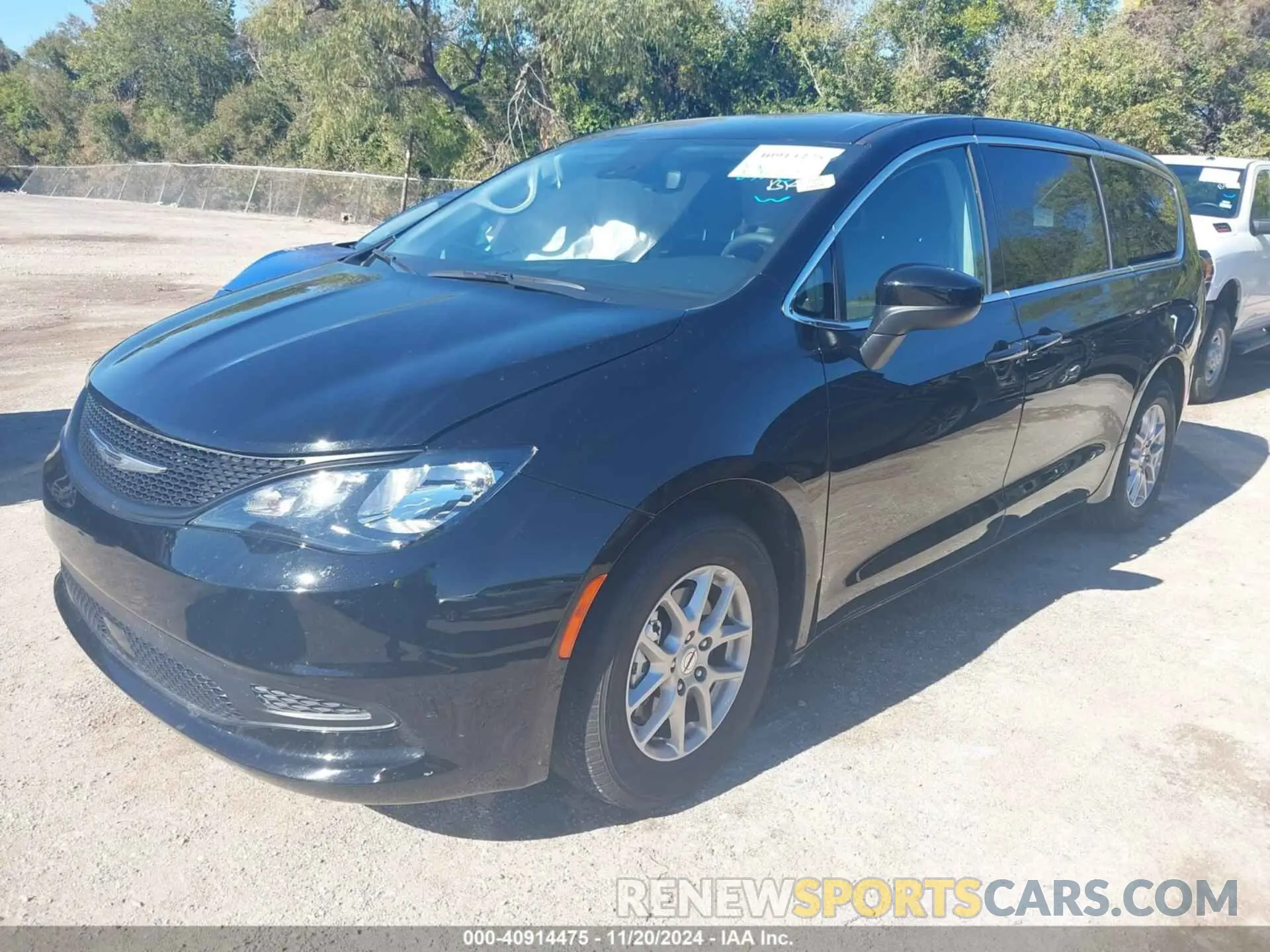 2 fotografías del automóvil dañado 2C4RC1CG1RR139876 CHRYSLER VOYAGER 2024