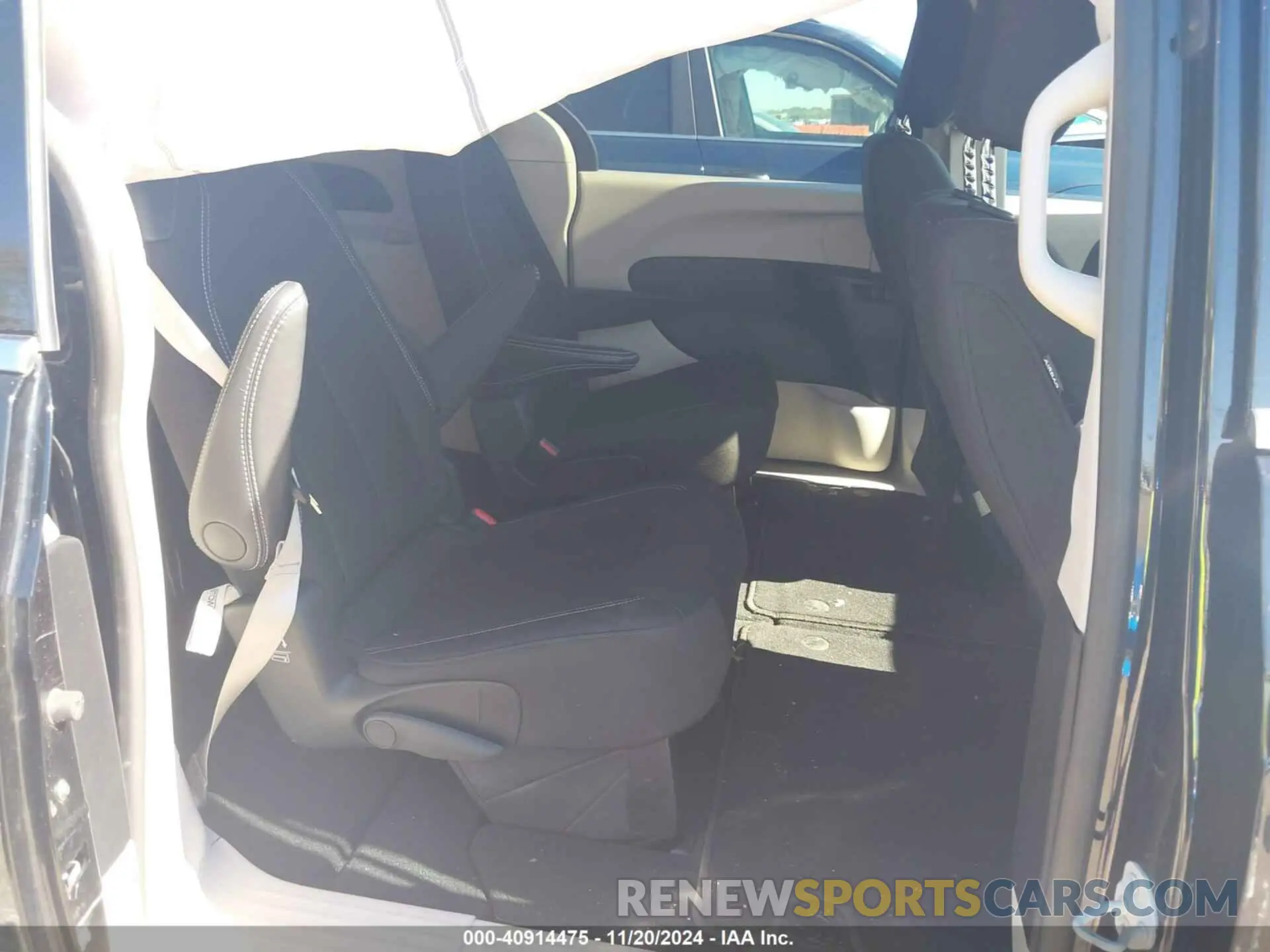 8 fotografías del automóvil dañado 2C4RC1CG1RR139876 CHRYSLER VOYAGER 2024