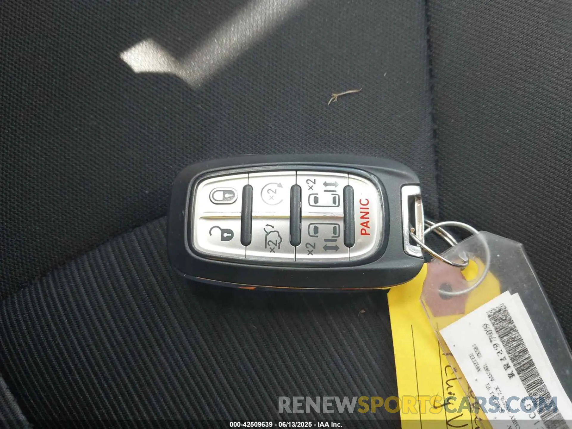 11 fotografías del automóvil dañado 2C4RC1CG3RR119709 CHRYSLER VOYAGER 2024