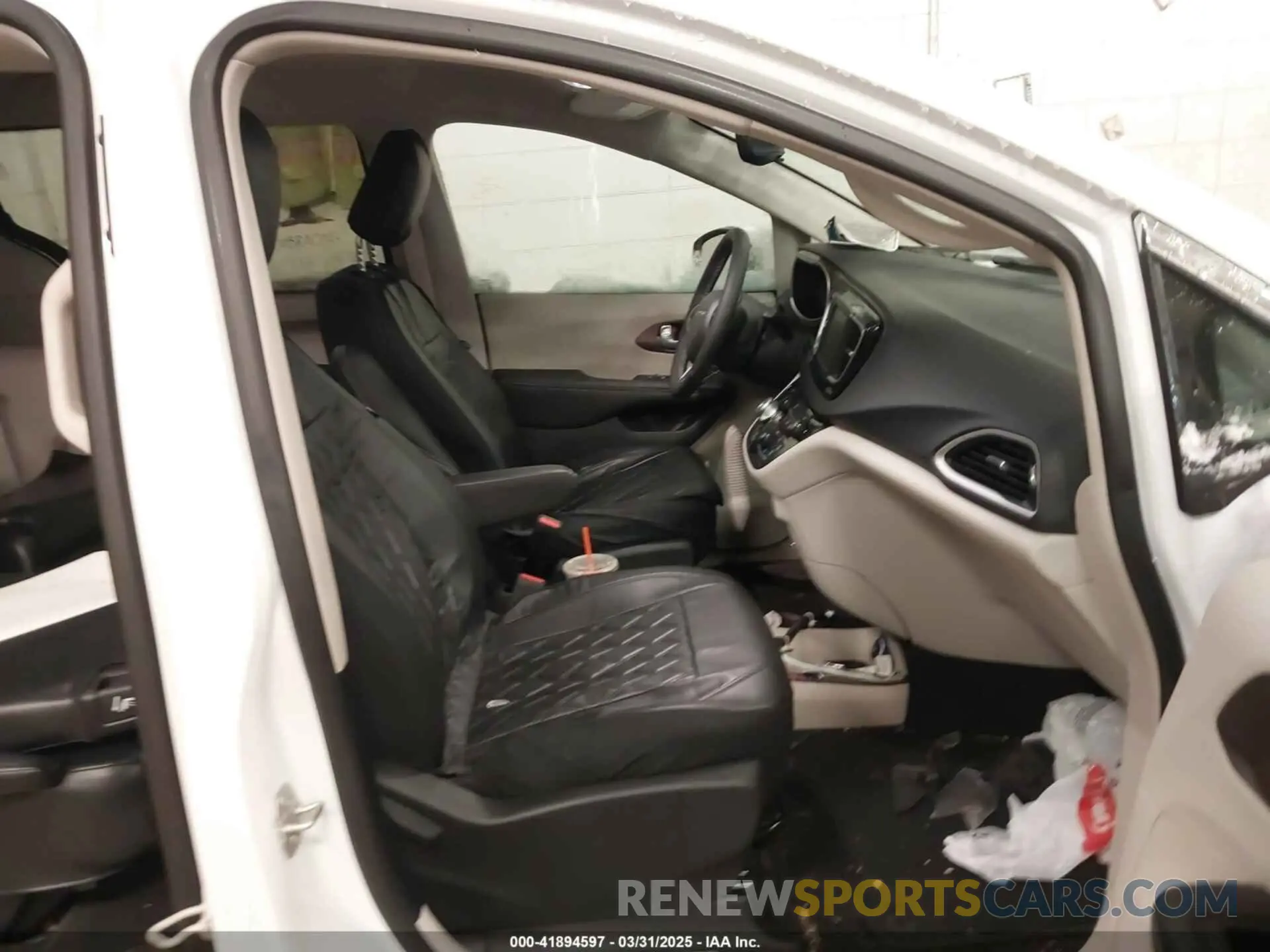 5 fotografías del automóvil dañado 2C4RC1CG6RR108087 CHRYSLER VOYAGER 2024