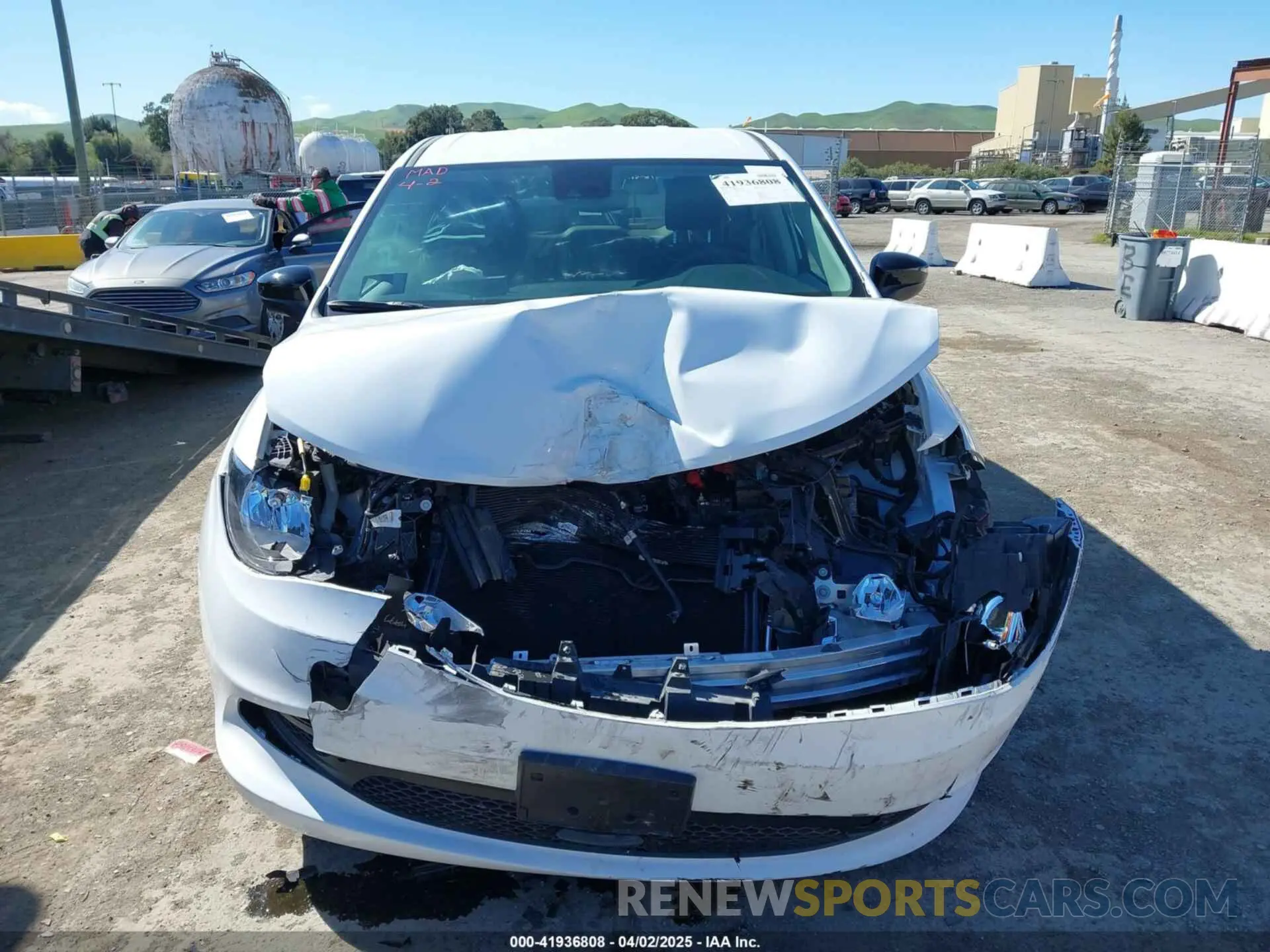 12 fotografías del automóvil dañado 2C4RC1CG8RR195149 CHRYSLER VOYAGER 2024