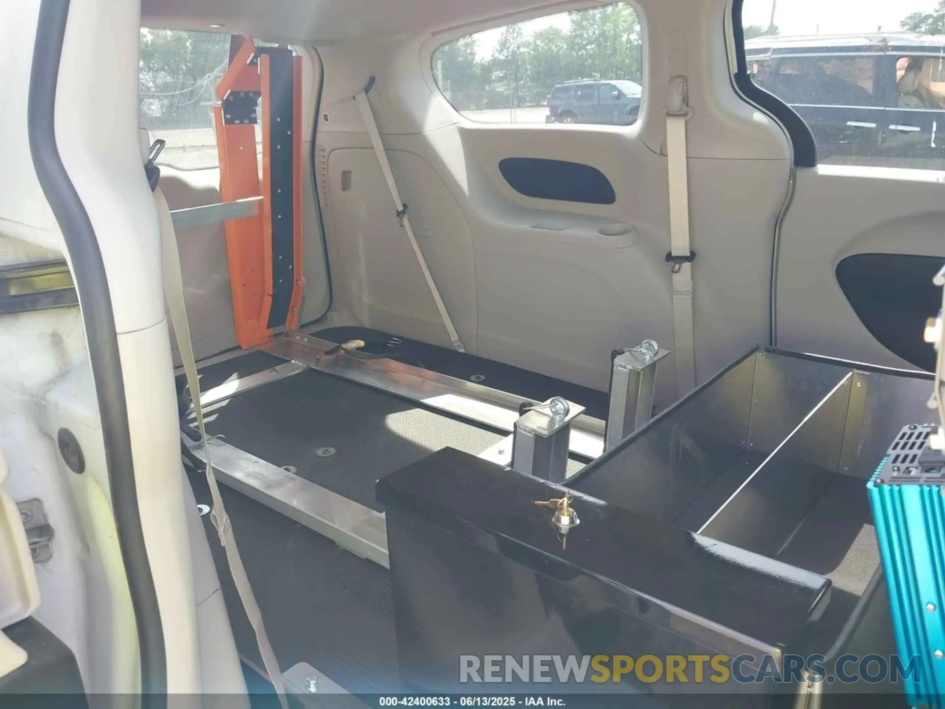 8 fotografías del automóvil dañado 2C4RC1CGXRR192169 CHRYSLER VOYAGER 2024