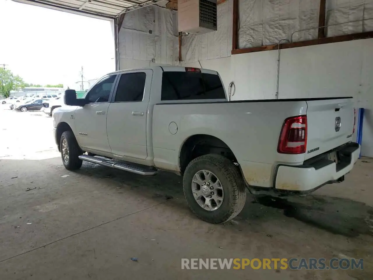 2 fotografías del automóvil dañado 3C6UR5FL2PG632162 DODGE All Models 2023