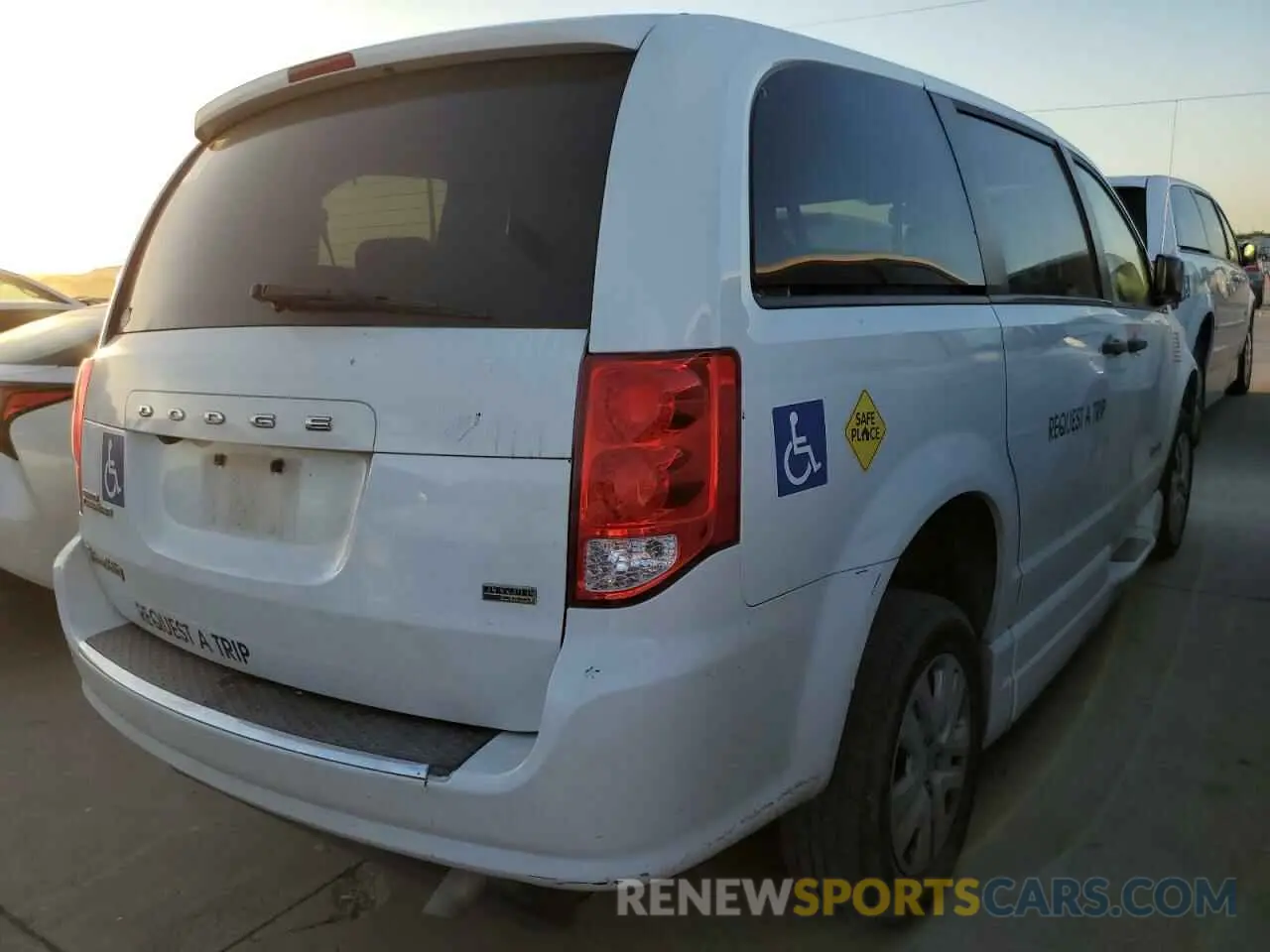 3 fotografías del automóvil dañado 2C7WDGBG4KR699730 DODGE CARAVAN 2019
