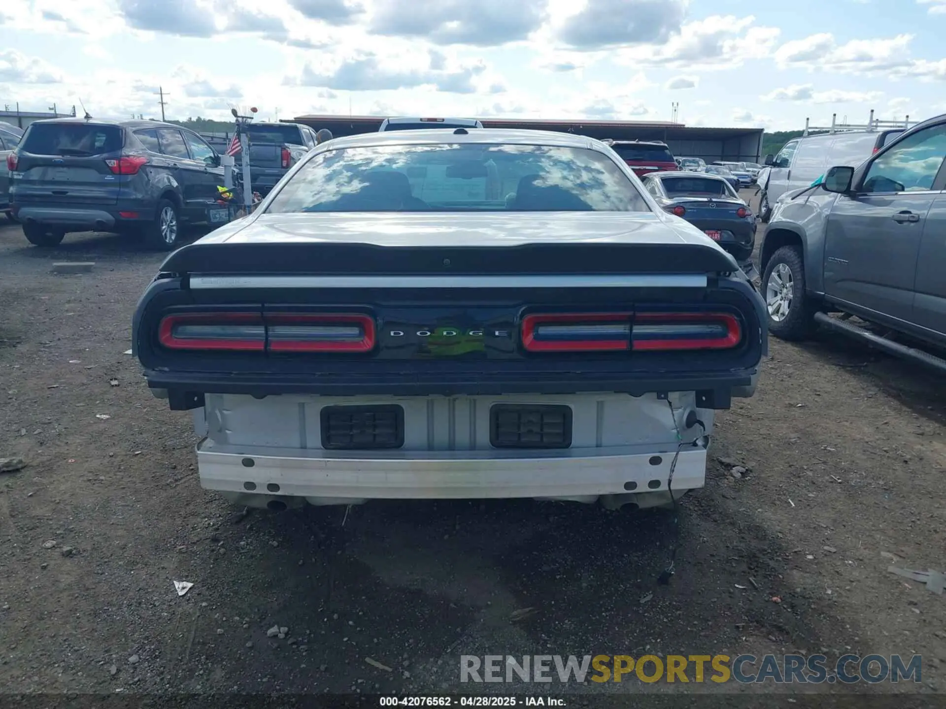 16 fotografías del automóvil dañado 2C3CDZAG9PH565830 DODGE CHALLENGER 2023