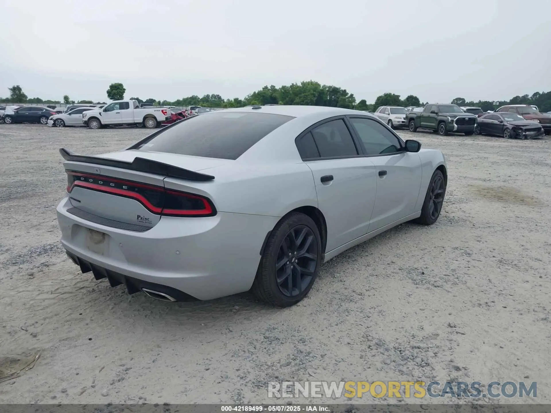 4 fotografías del automóvil dañado 2C3CDXBG5KH580840 DODGE CHARGER 2019