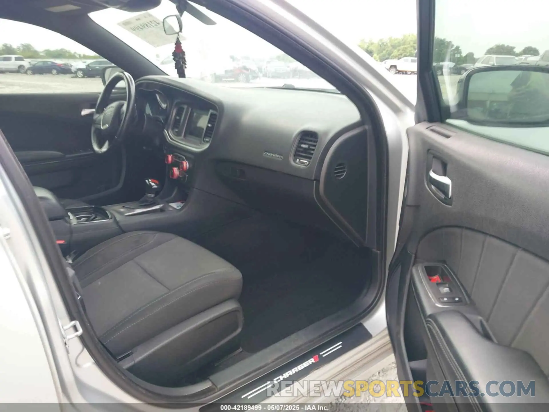 5 fotografías del automóvil dañado 2C3CDXBG5KH580840 DODGE CHARGER 2019