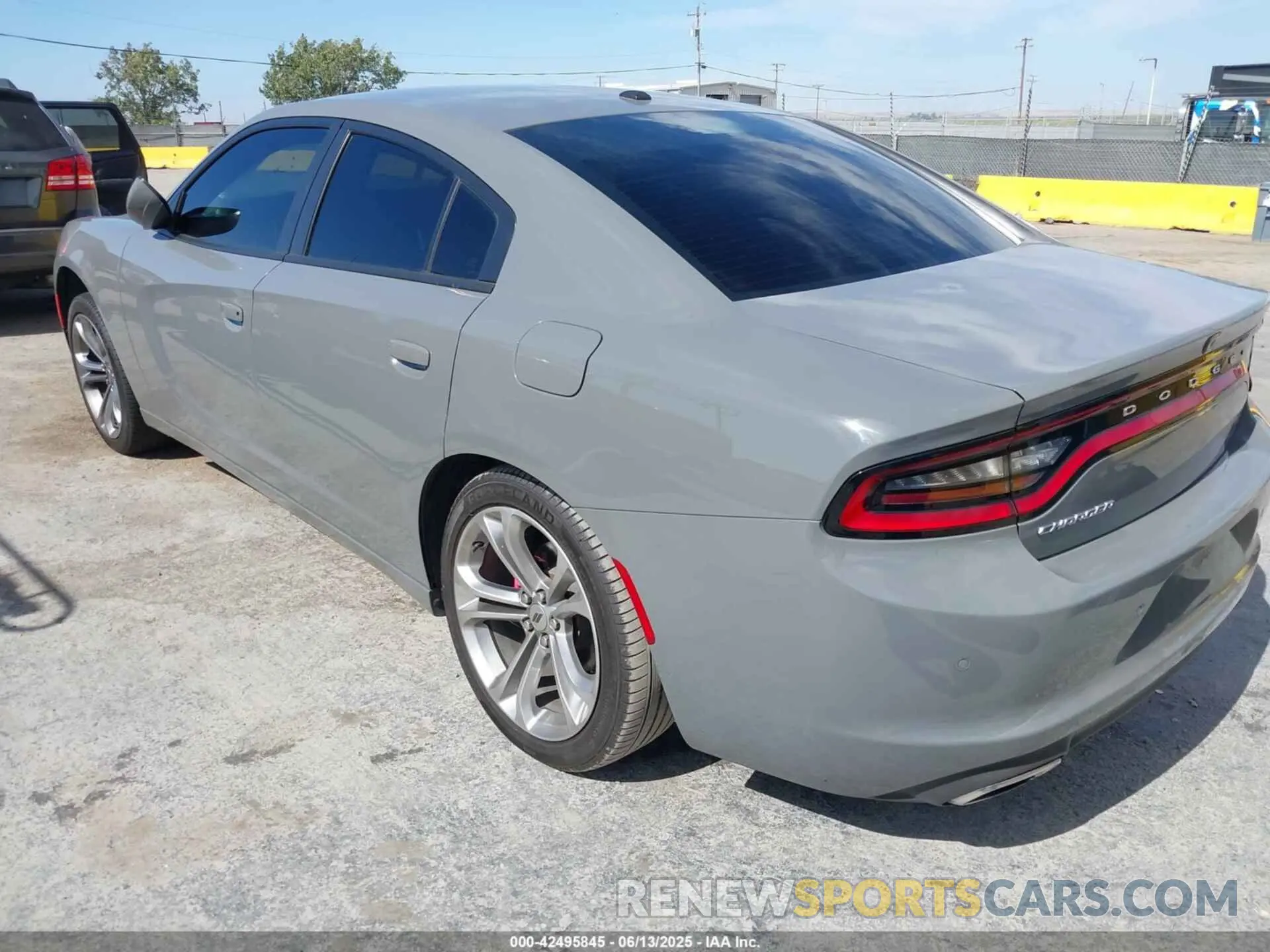 3 fotografías del automóvil dañado 2C3CDXBG6KH588722 DODGE CHARGER 2019
