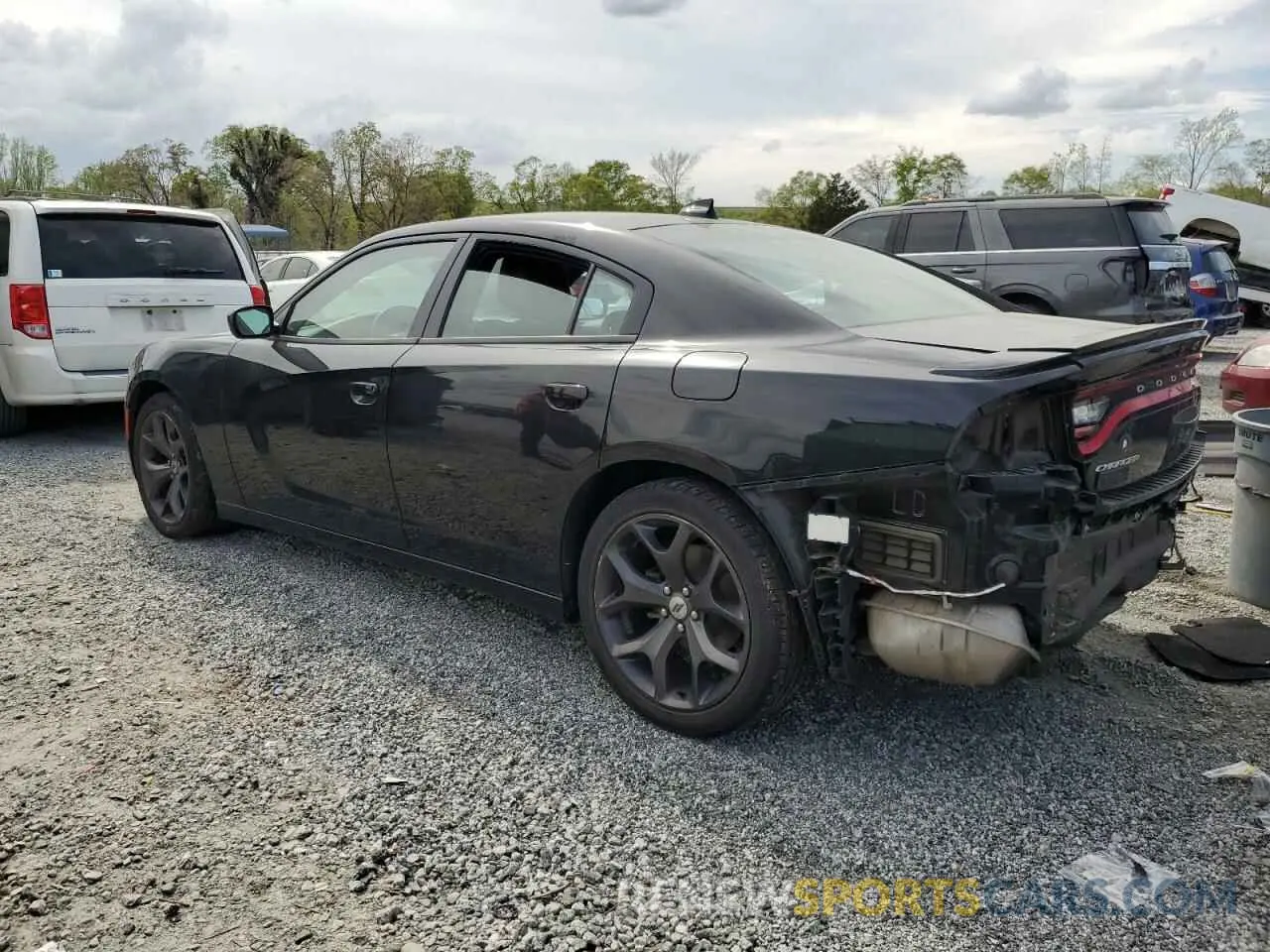 2 fotografías del automóvil dañado 2C3CDXBG6KH625896 DODGE CHARGER 2019