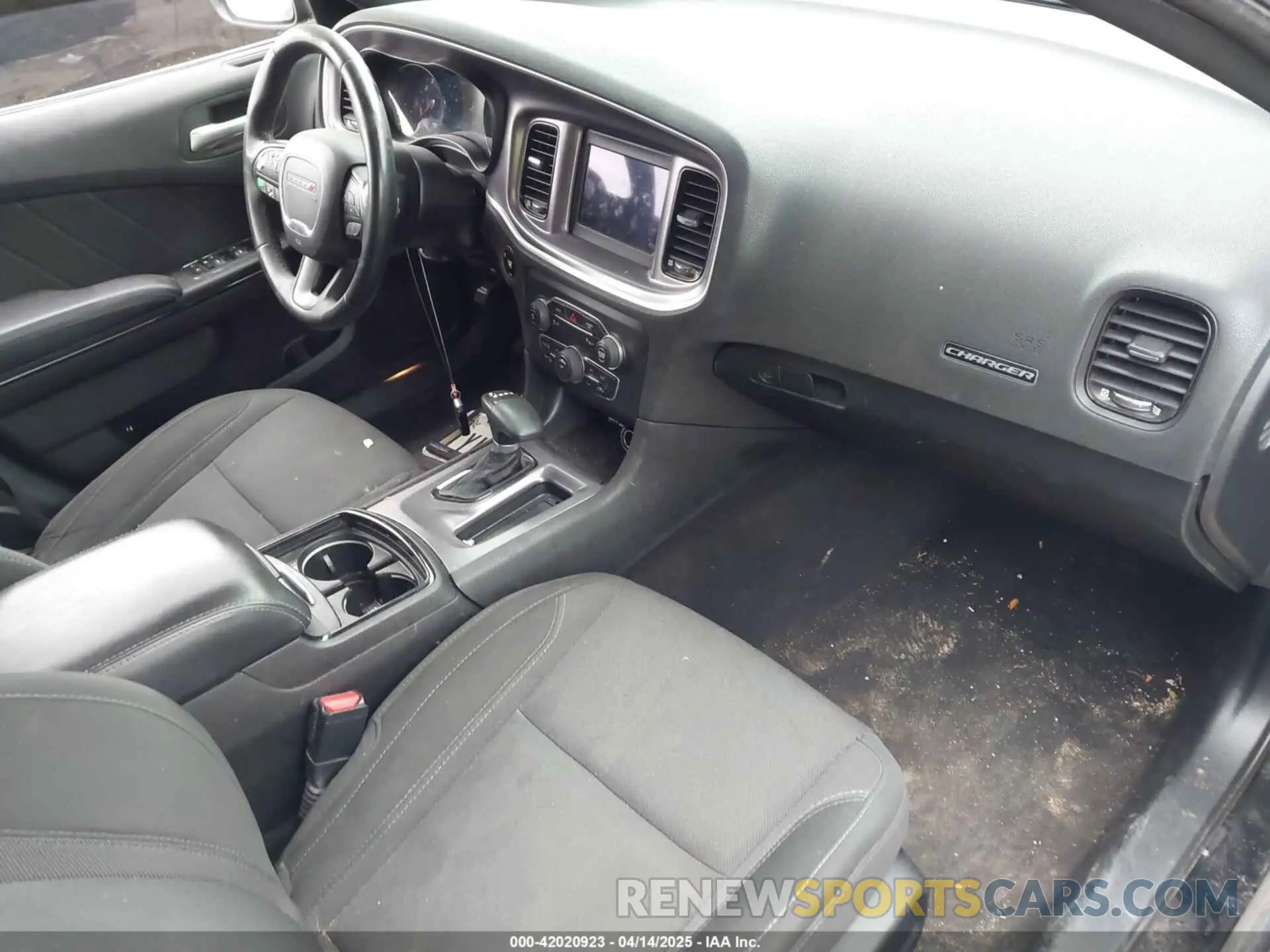 5 fotografías del automóvil dañado 2C3CDXBG8KH588172 DODGE CHARGER 2019