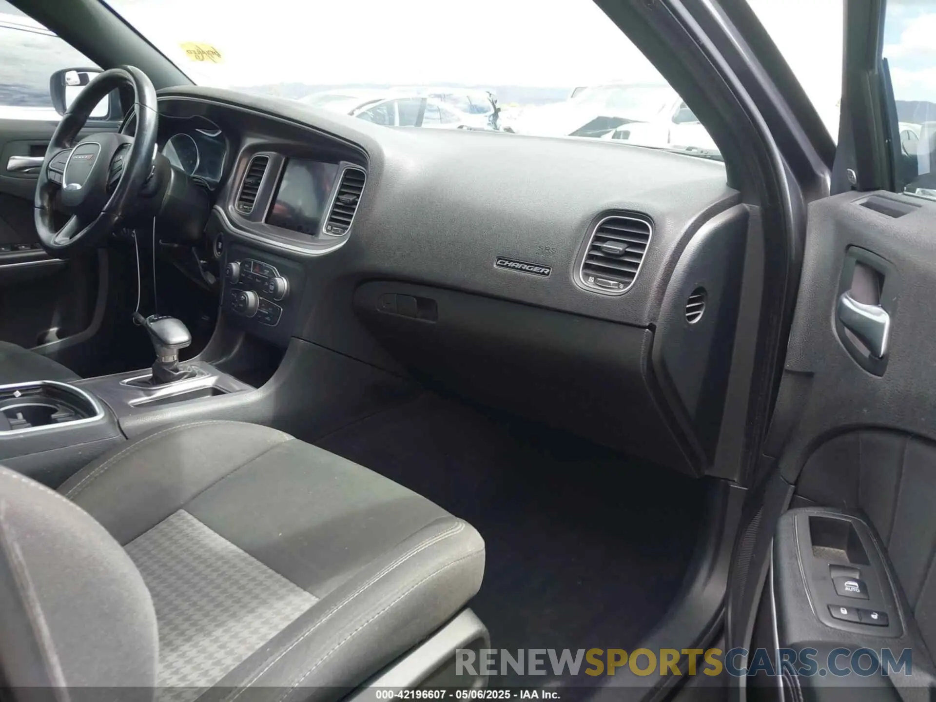 5 fotografías del automóvil dañado 2C3CDXCT4KH633149 DODGE CHARGER 2019