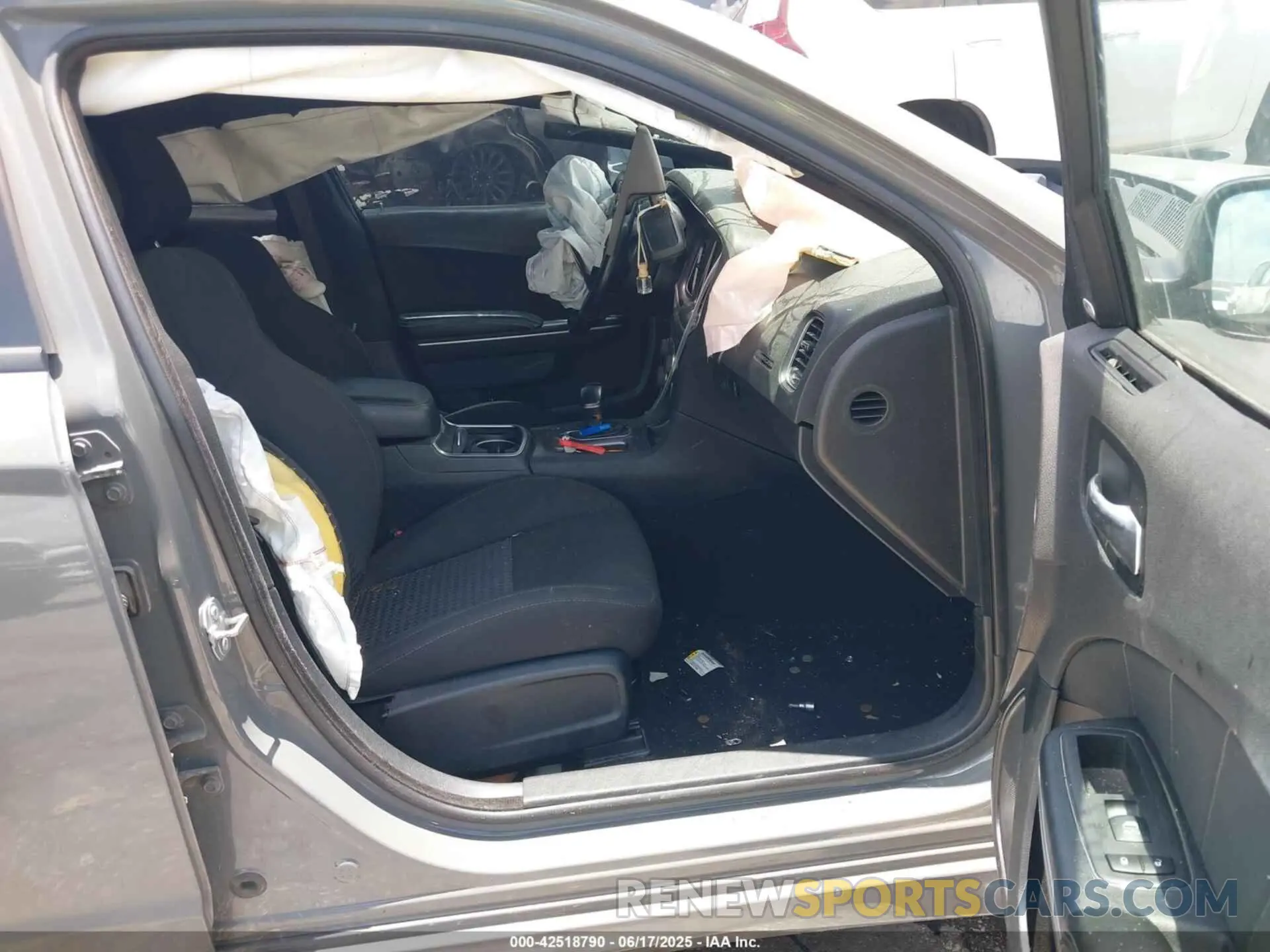 5 fotografías del automóvil dañado 2C3CDXCT6KH552783 DODGE CHARGER 2019