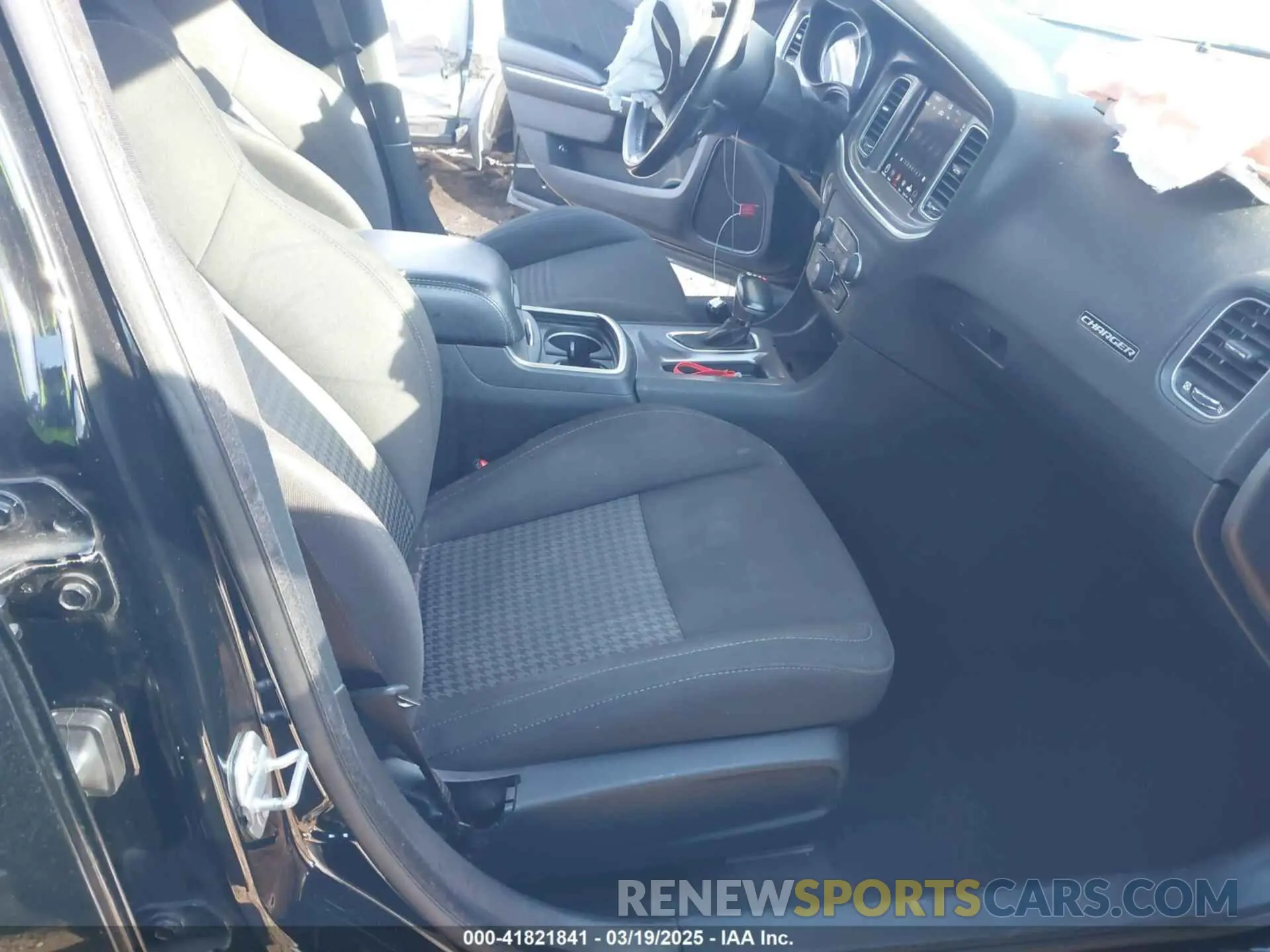 5 fotografías del automóvil dañado 2C3CDXCT7KH738381 DODGE CHARGER 2019