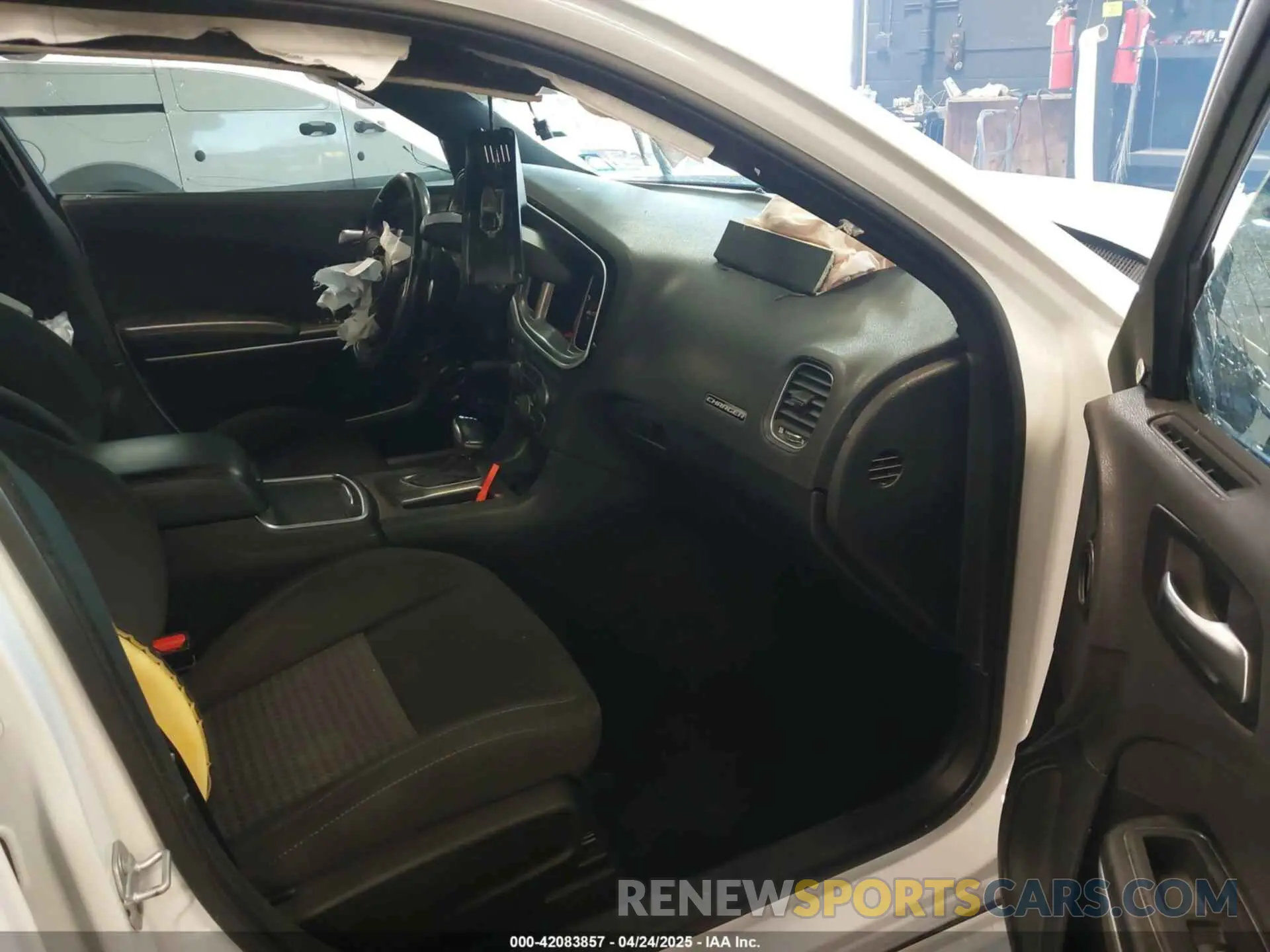 5 fotografías del automóvil dañado 2C3CDXGJ4KH674406 DODGE CHARGER 2019