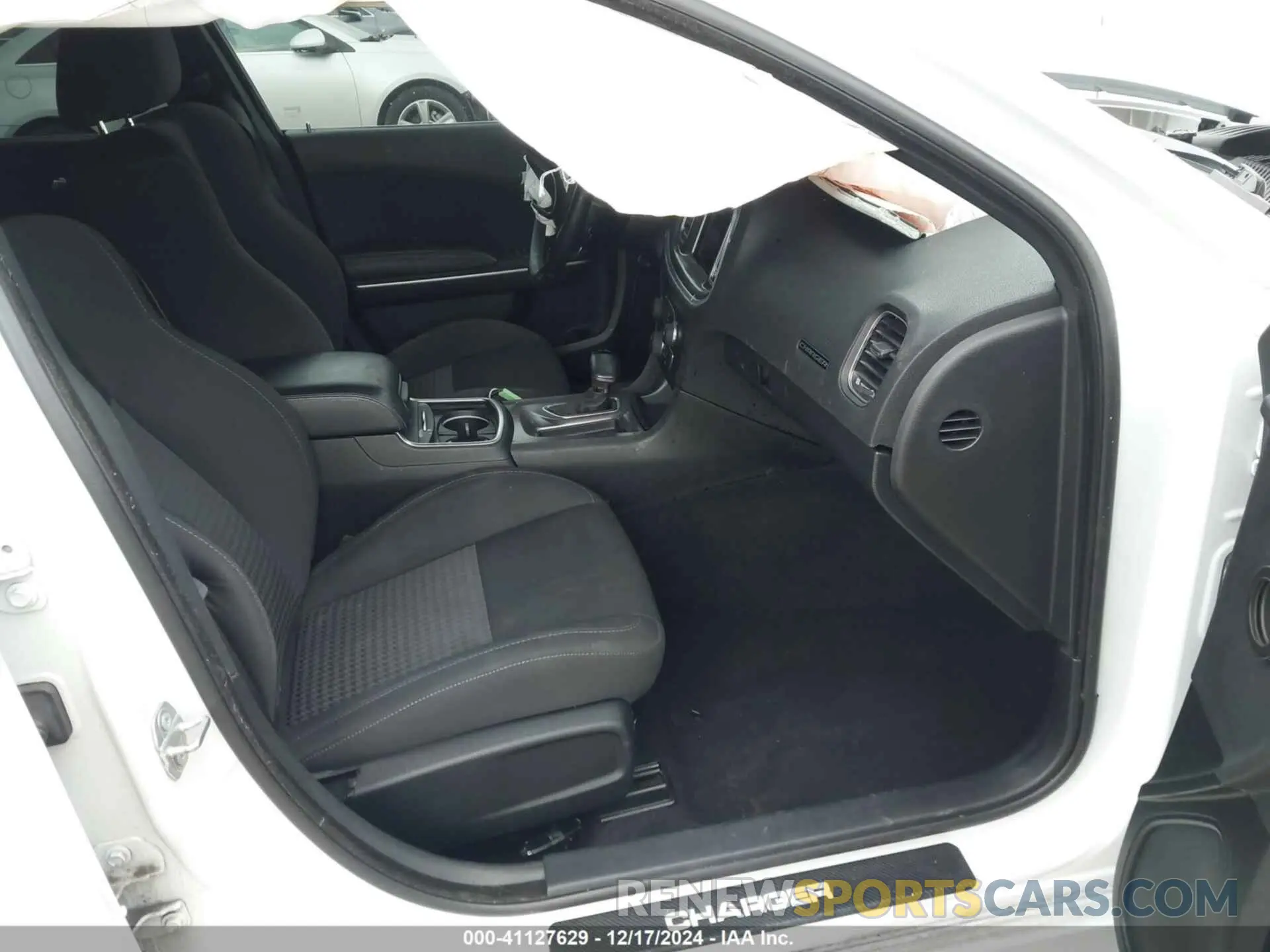 5 fotografías del automóvil dañado 2C3CDXGJXKH558241 DODGE CHARGER 2019