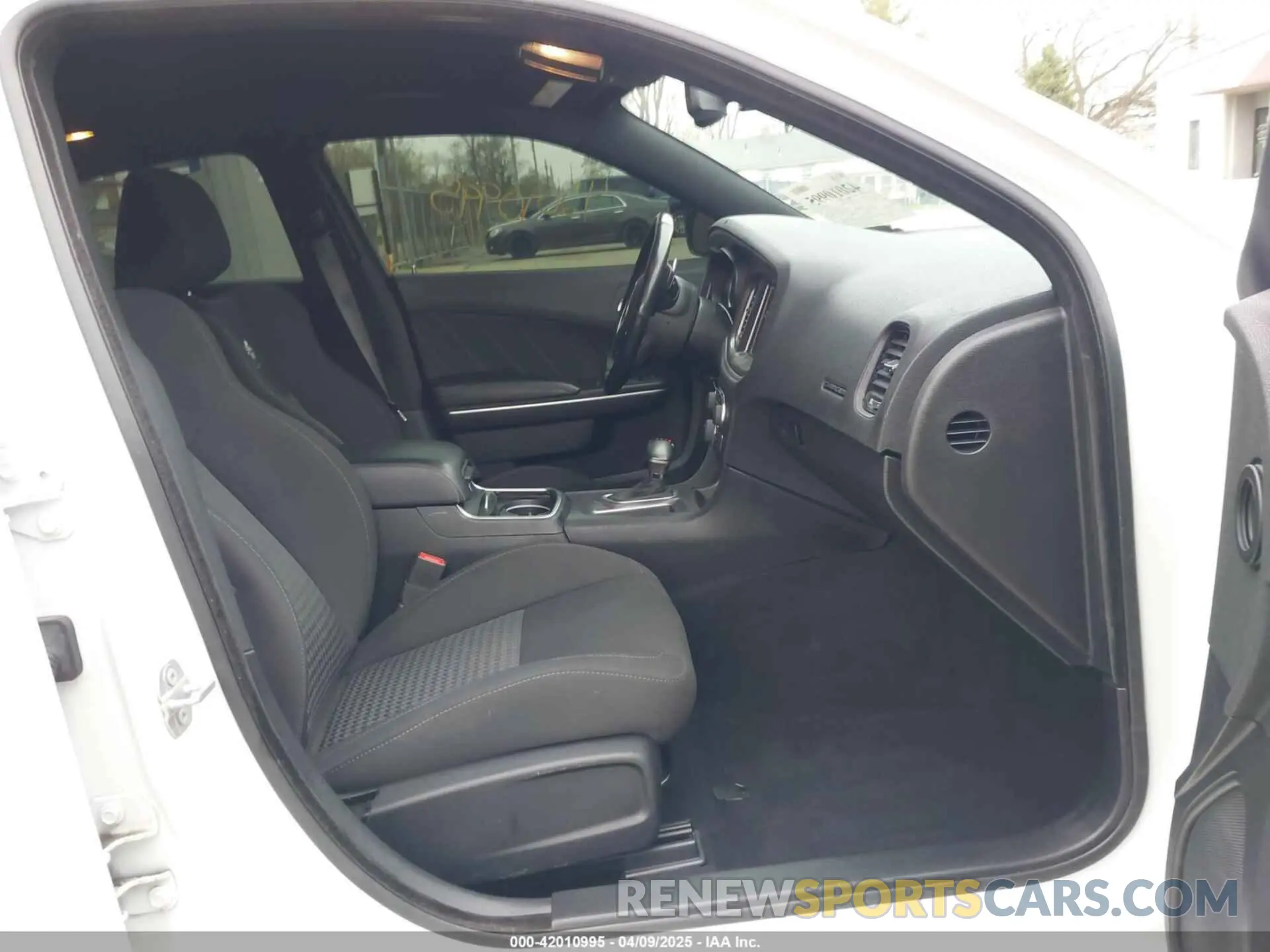 5 fotografías del automóvil dañado 2C3CDXGJXKH635612 DODGE CHARGER 2019
