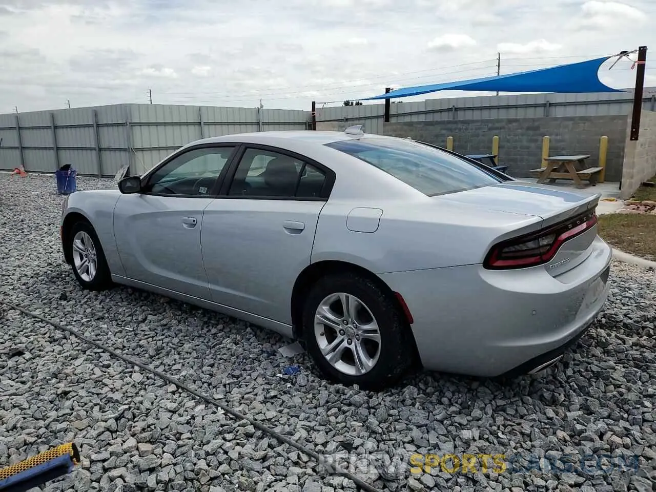 2 fotografías del automóvil dañado 2C3CDXBG0PH687883 DODGE CHARGER 2023