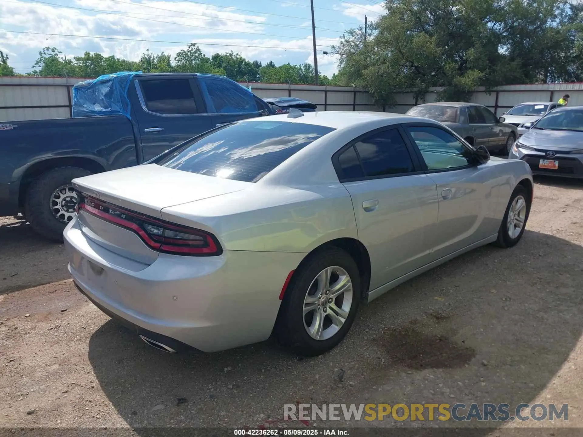 4 fotografías del automóvil dañado 2C3CDXBG5PH529877 DODGE CHARGER 2023