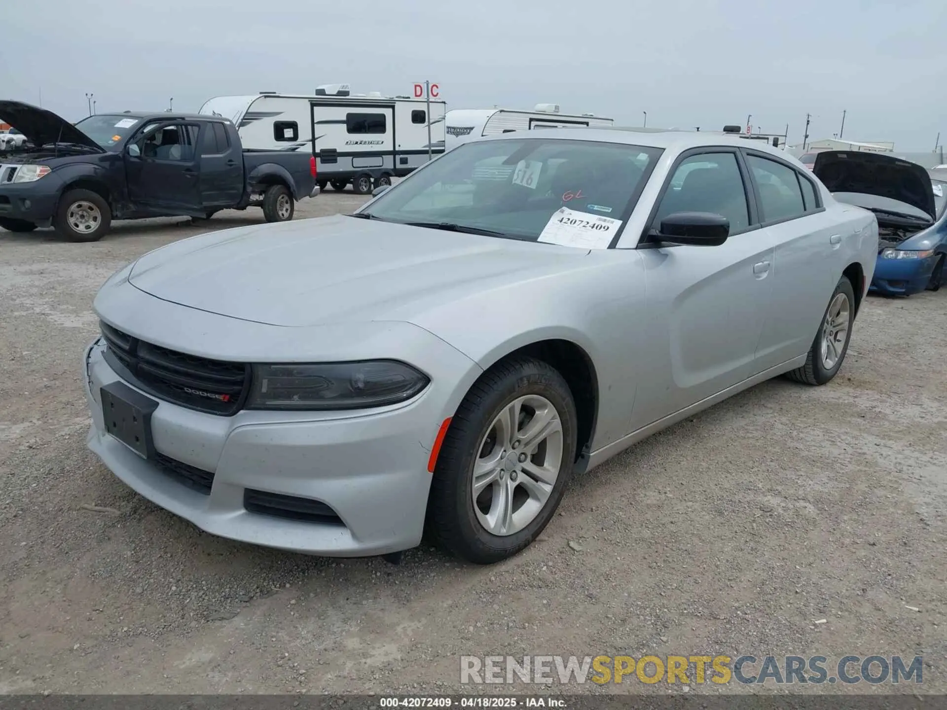 2 fotografías del automóvil dañado 2C3CDXBG5PH674174 DODGE CHARGER 2023