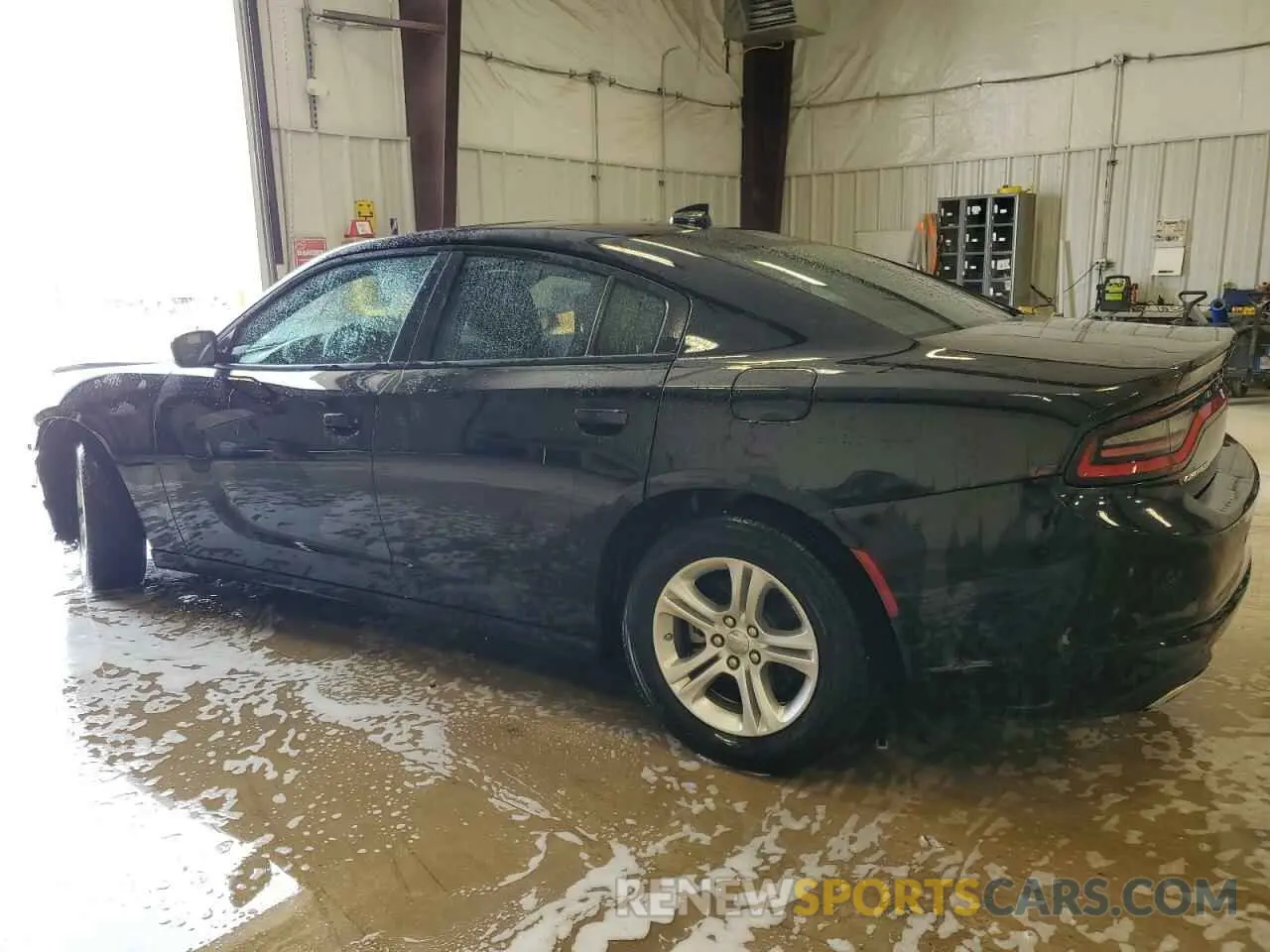 2 fotografías del automóvil dañado 2C3CDXBGXPH523752 DODGE CHARGER 2023