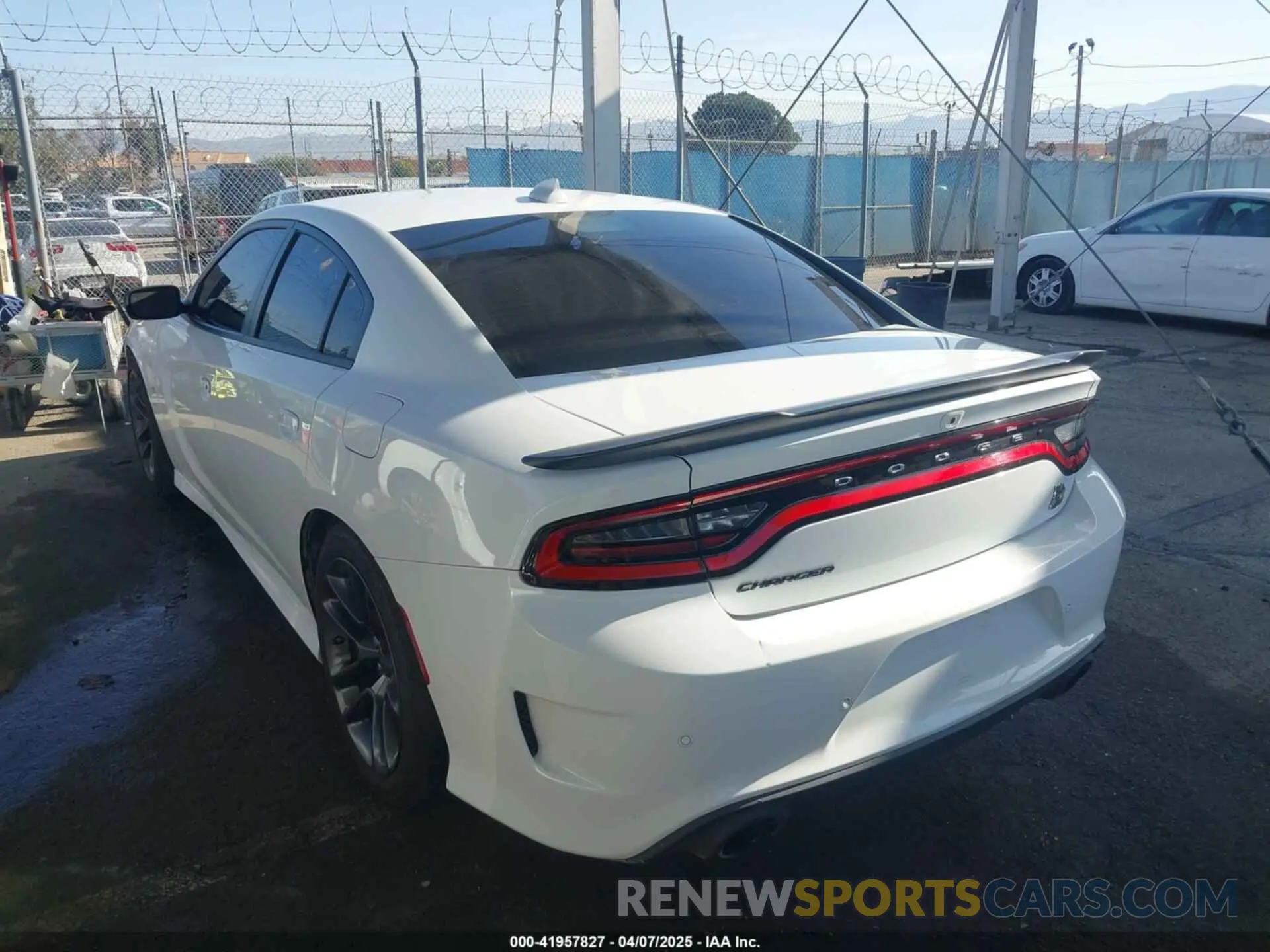 3 fotografías del automóvil dañado 2C3CDXGJ3PH576832 DODGE CHARGER 2023