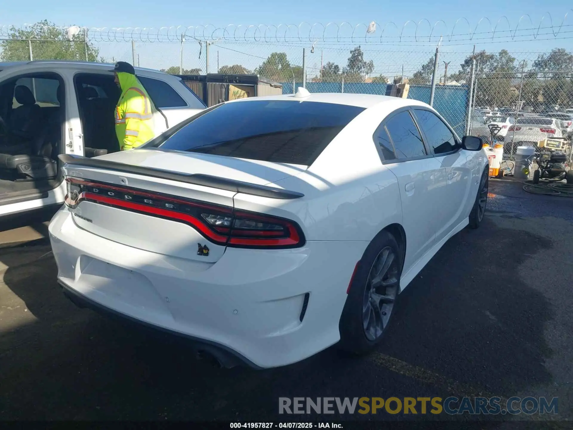 4 fotografías del automóvil dañado 2C3CDXGJ3PH576832 DODGE CHARGER 2023